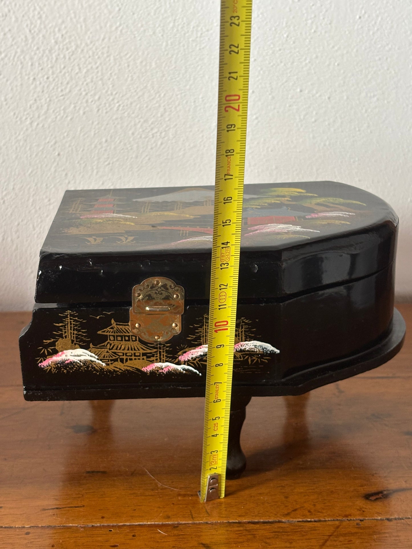Portagioie giapponese a forma di pianoforte con decorazione multicolore