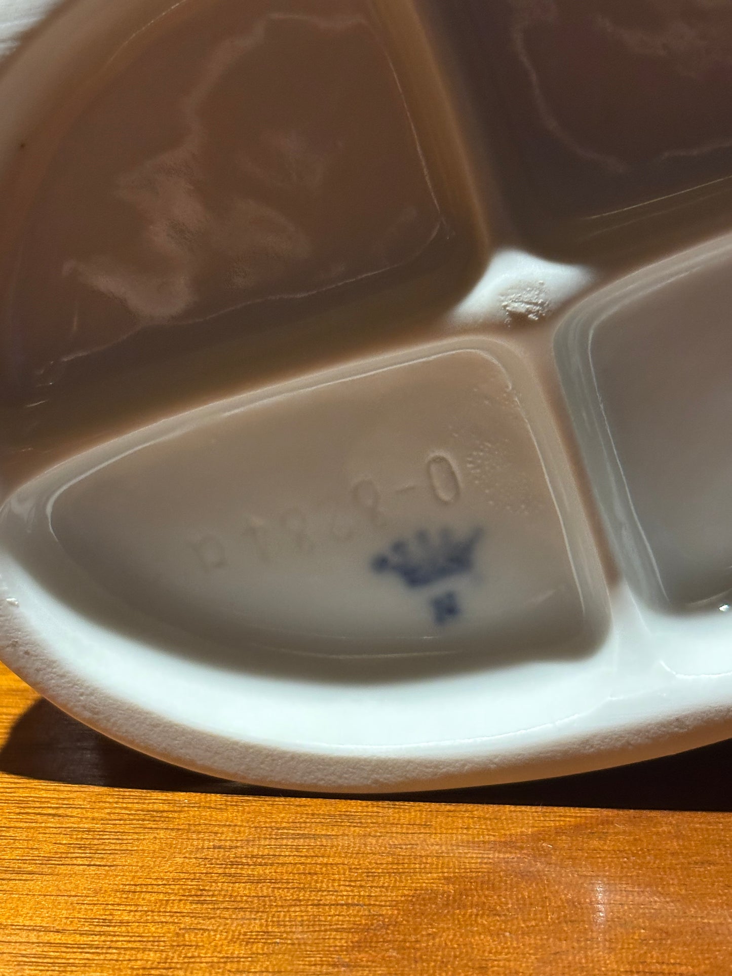 Romantische Statuette mit der Aufschrift „Capodimonte-Labor“