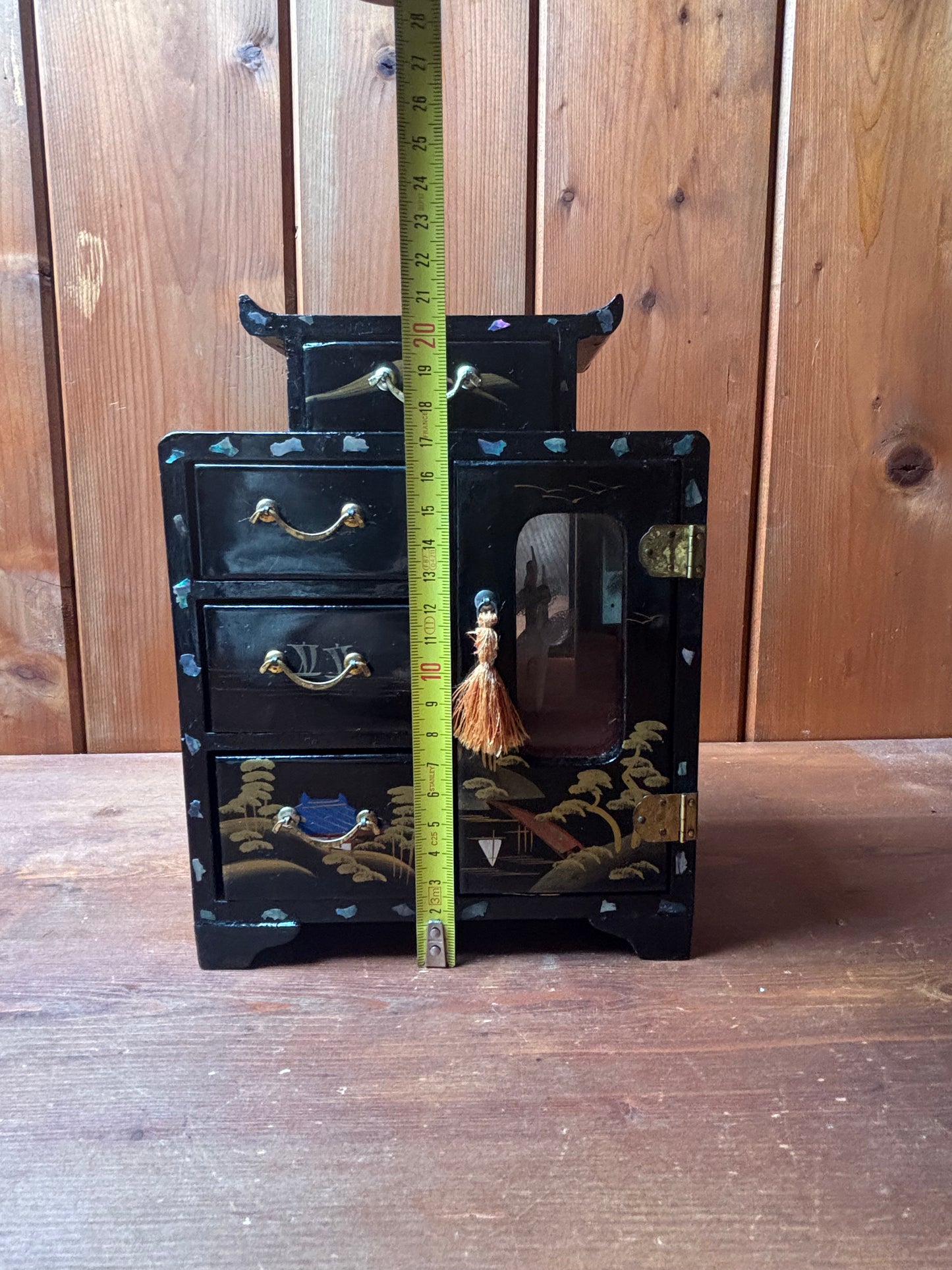 Portagioie giapponese laccato con cassettini e anta laterale