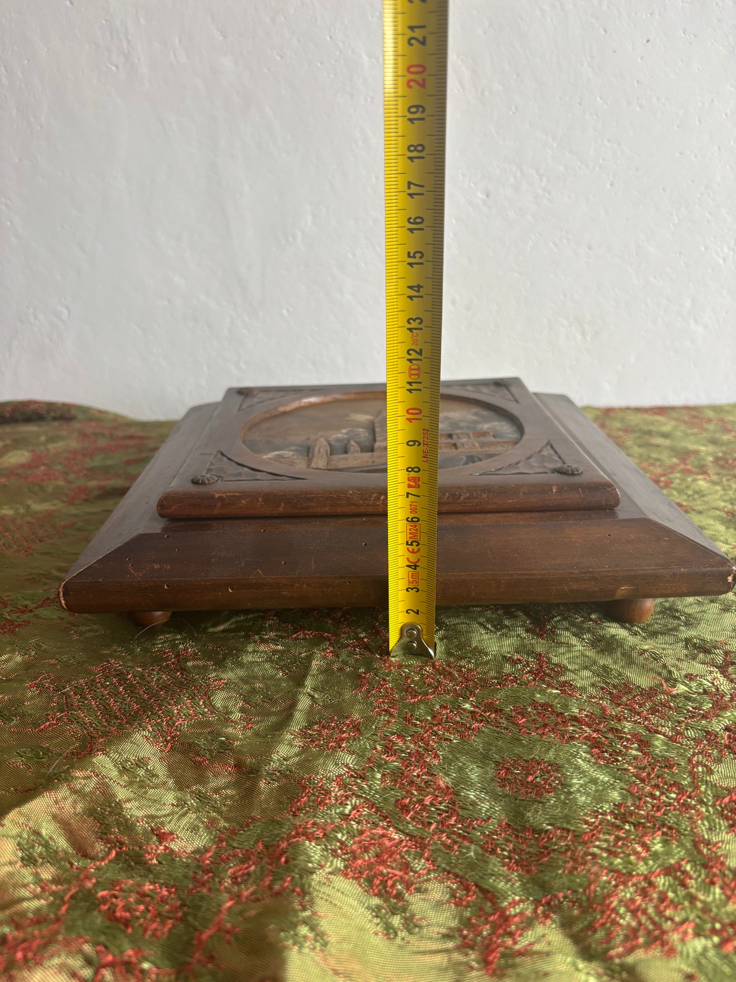 Sottopentola in Legno Intagliato con Carillon – Souvenir Raffigurante Lourdes