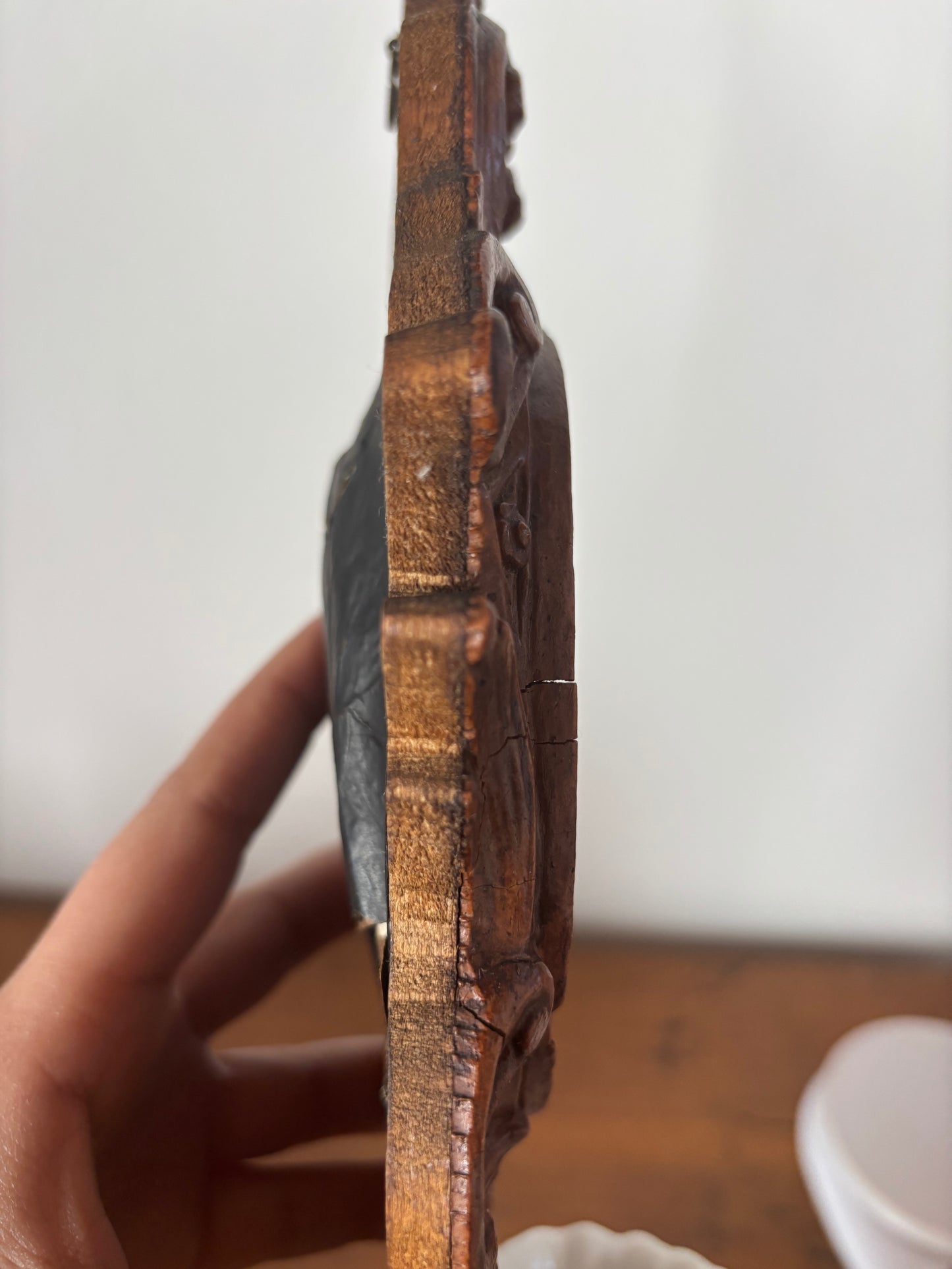 Acquasantiera in legno con decorazioni in stucco e Madonna in materiale petroso