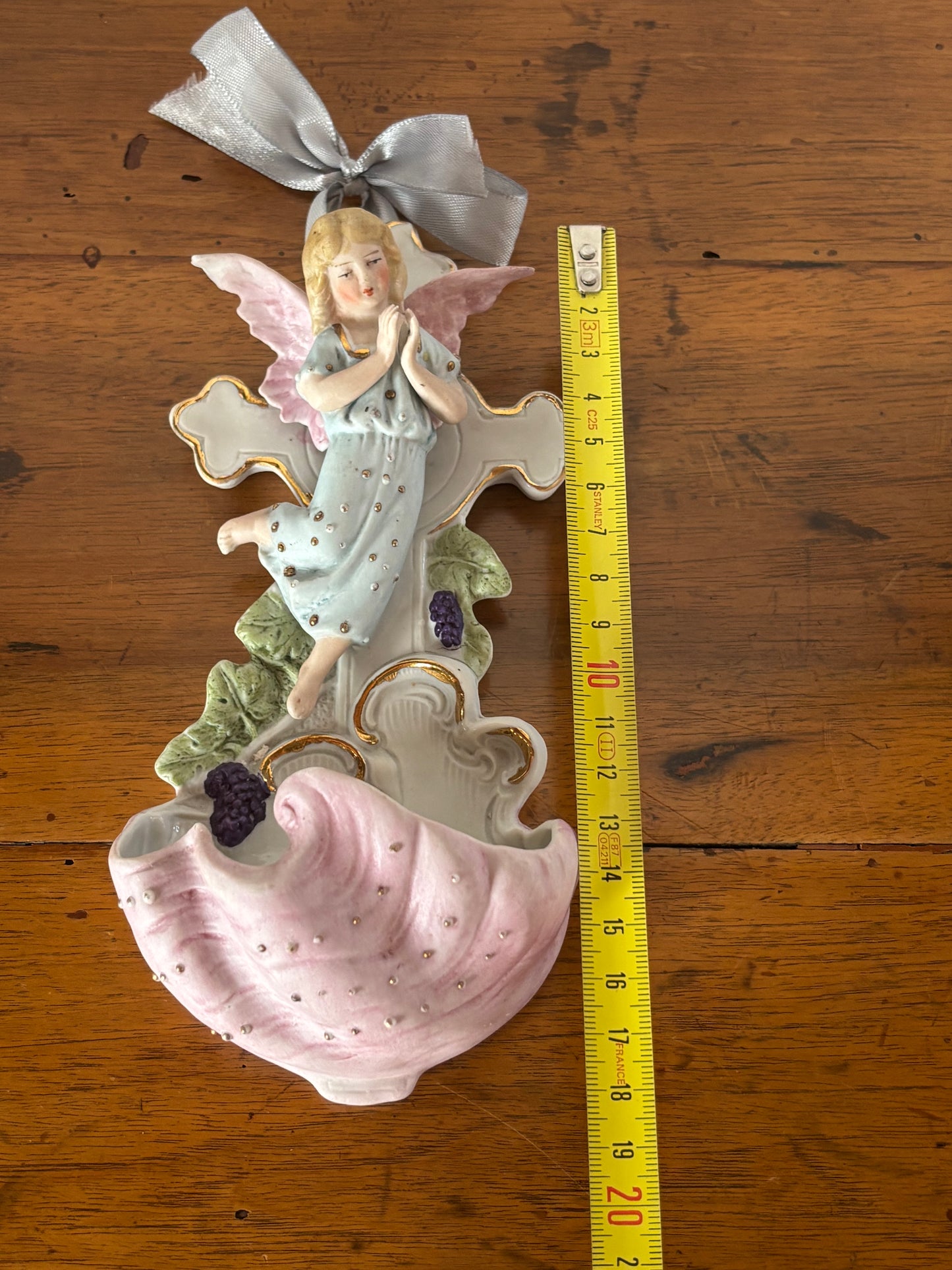 Acquasantiera in ceramica bisquit con angelo