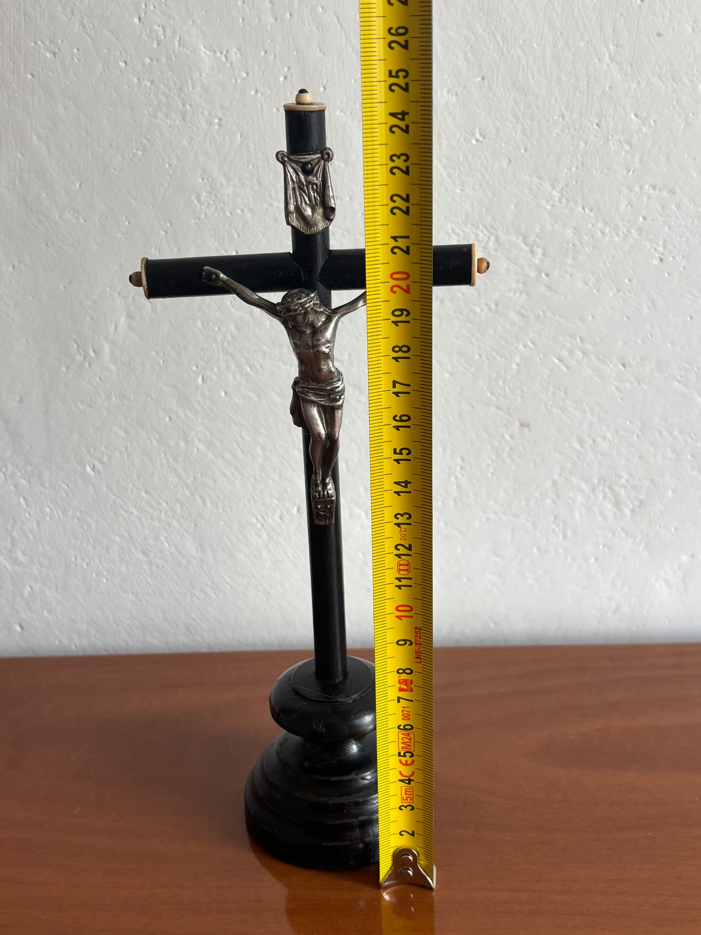 Crocefisso in legno con Cristo in metallo