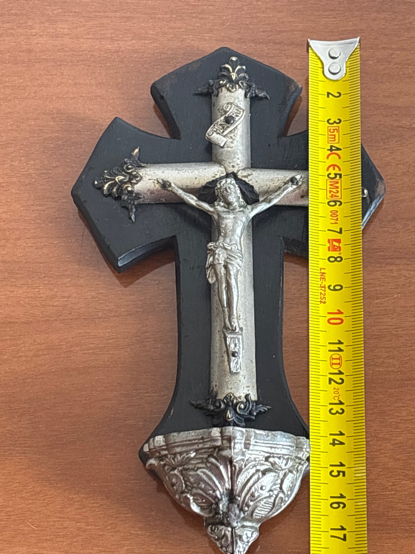 Acquasantiera in legno con Cristo in metallo