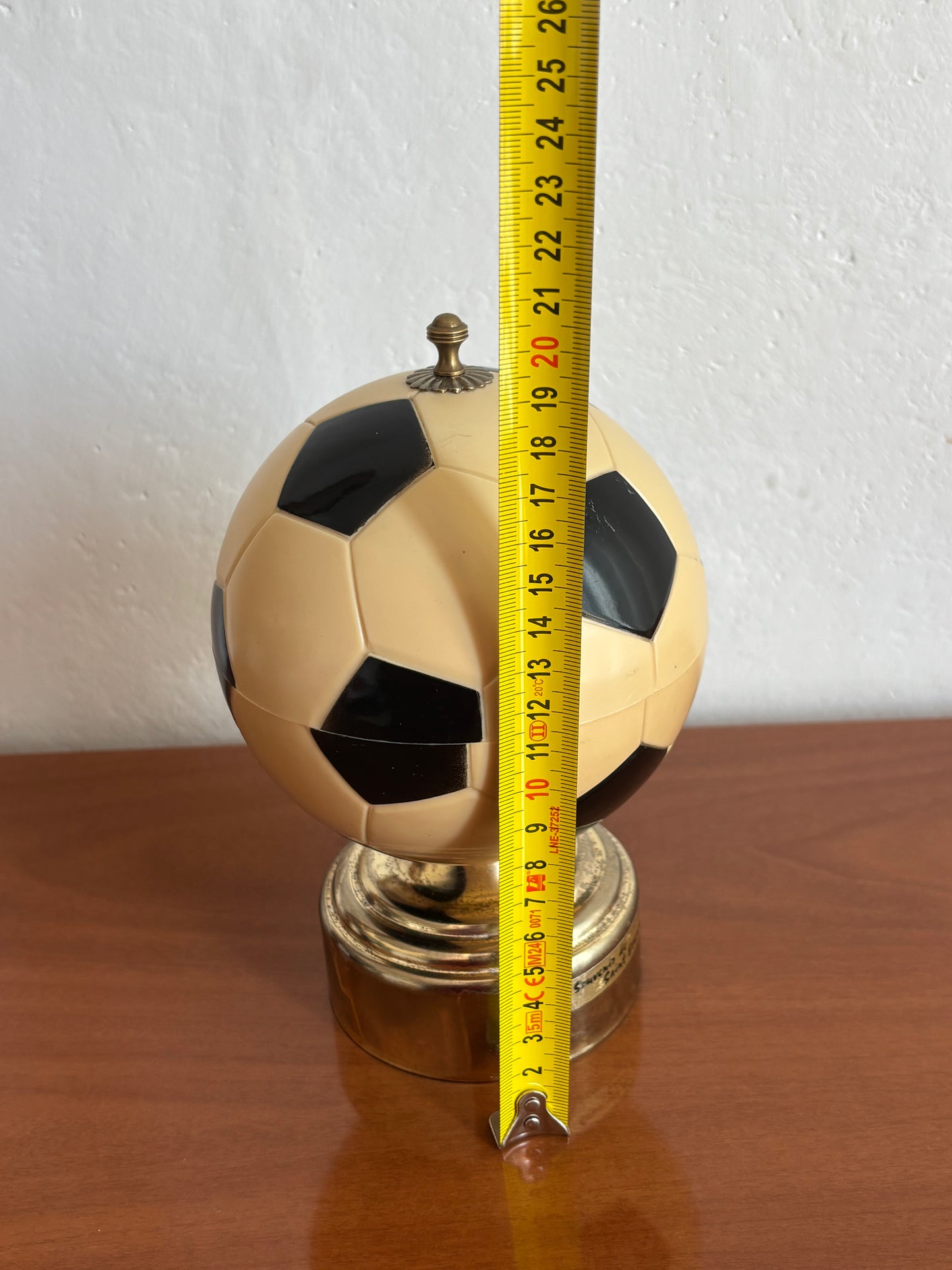 Portasigarette a forma di pallone con carillon funzionante