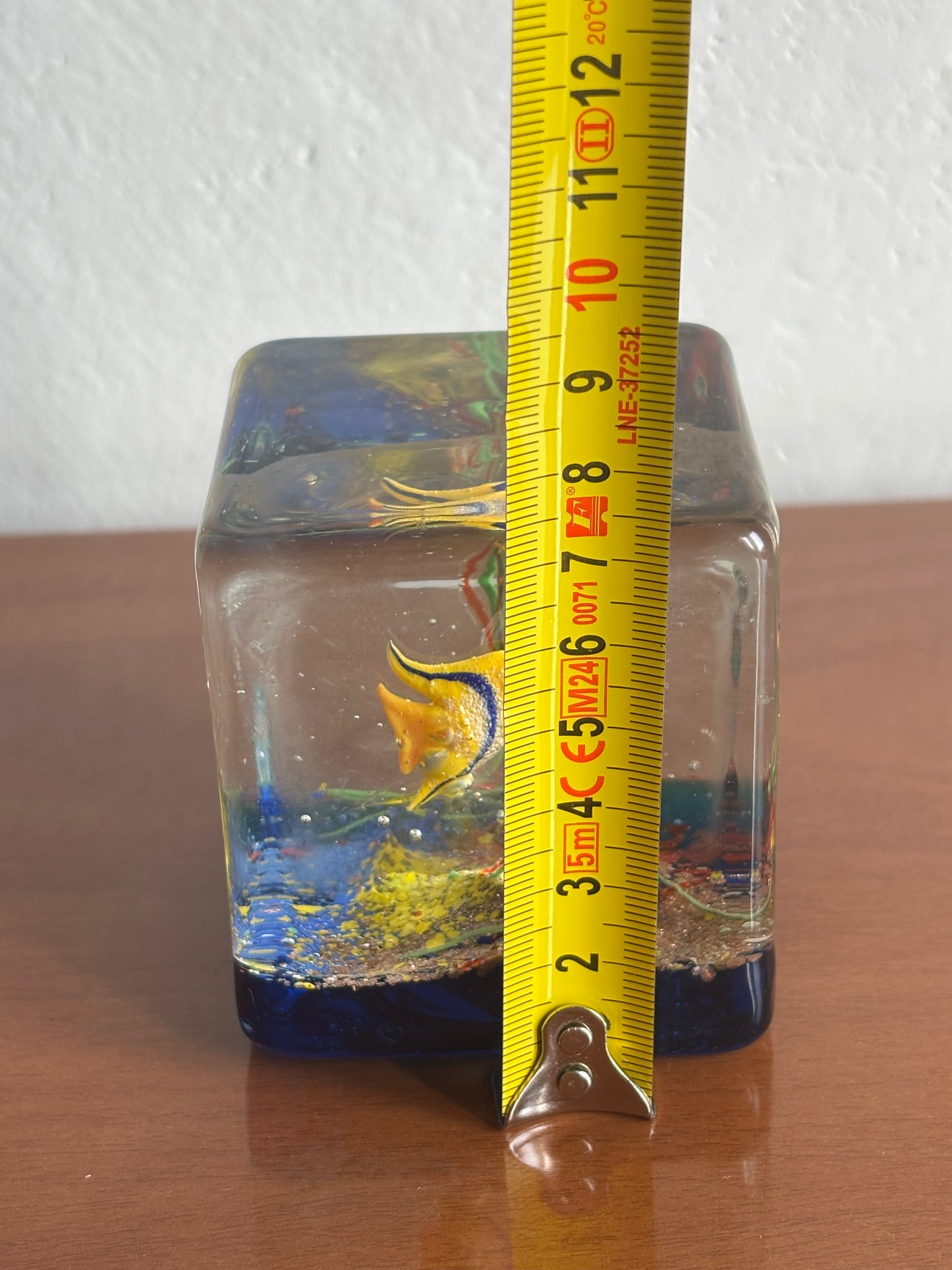 Fermadocumenti in vetro di Murano con scena marina