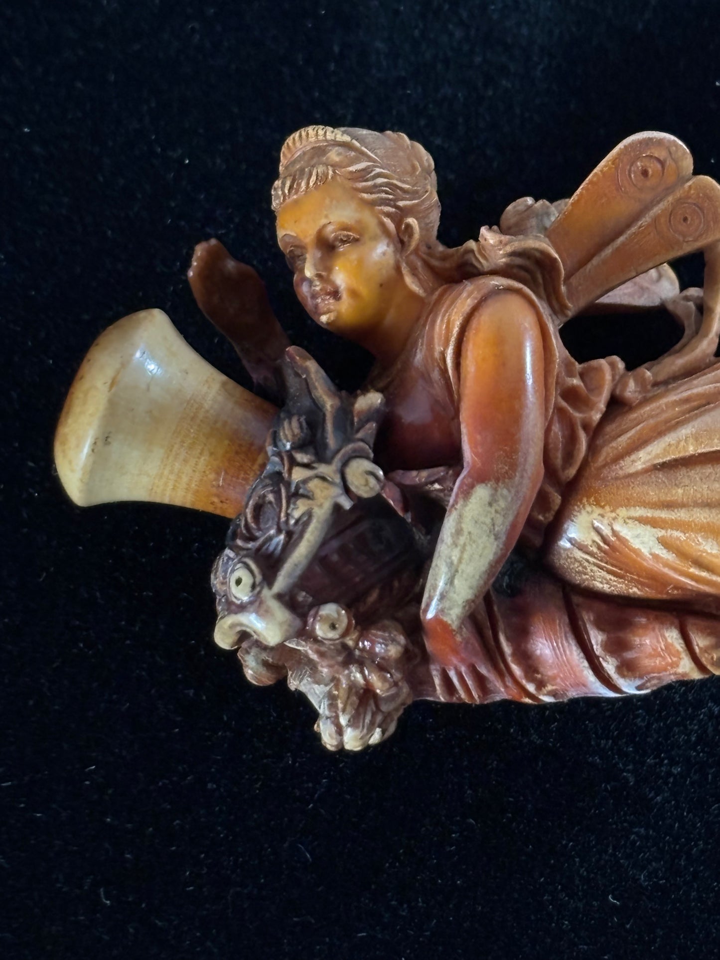 Antica pipa in schiuma di mare – Donna alata con cornucopia – Arte decorativa XIX-XX secolo