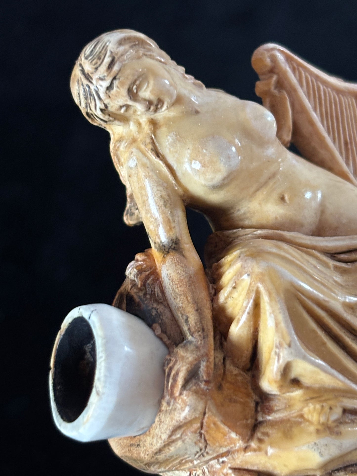 Pipa in Schiuma di Mare – Figura Femminile con Arpa, Parte Superiore Rimovibile
