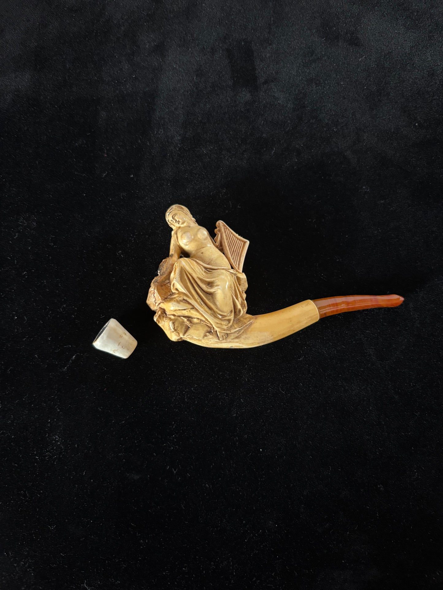 Pipa in Schiuma di Mare – Figura Femminile con Arpa, Parte Superiore Rimovibile