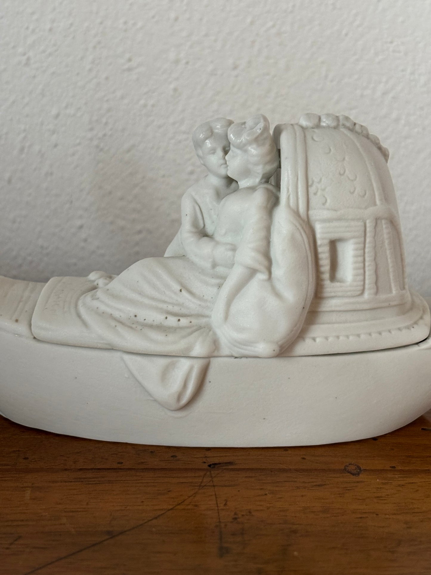 Vasetto in ceramica bisquit – Coppia di amanti in gondola veneziana con coperchio