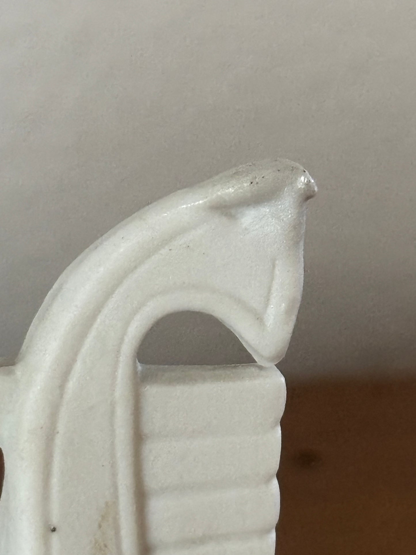 Vasetto in ceramica bisquit – Coppia di amanti in gondola veneziana con coperchio