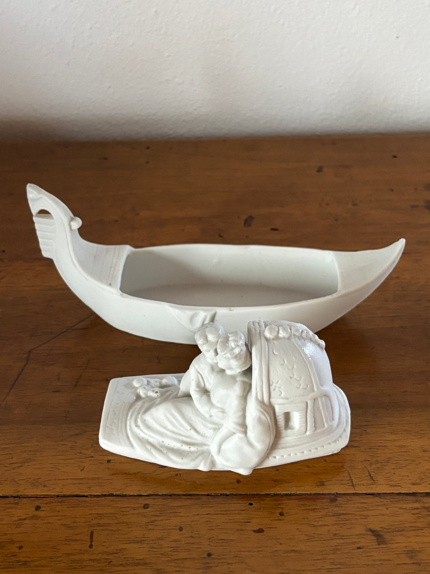 Vasetto in ceramica bisquit – Coppia di amanti in gondola veneziana con coperchio
