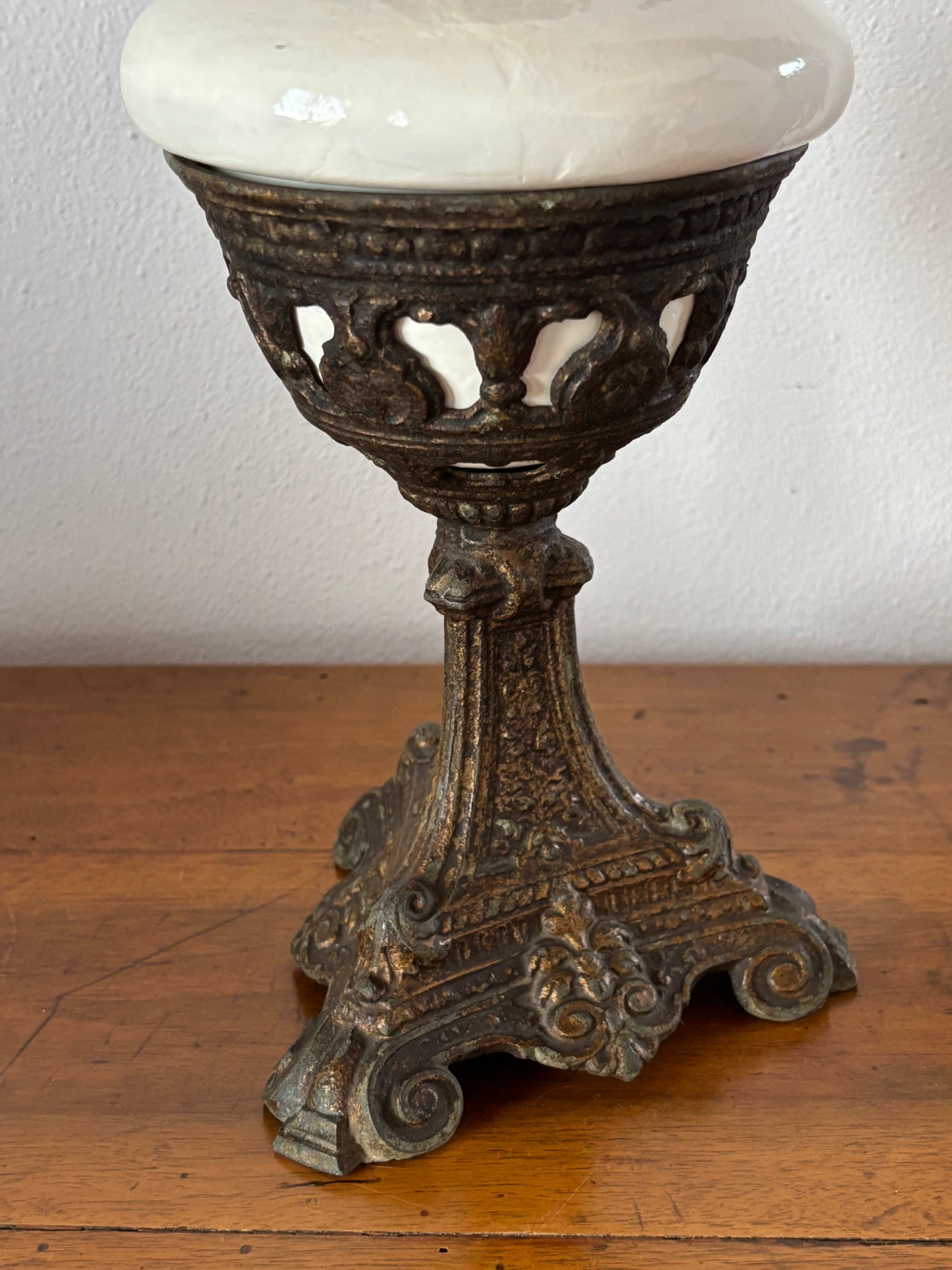 Lampada a olio antica con base in metallo e serbatoio in ceramica – restaurata