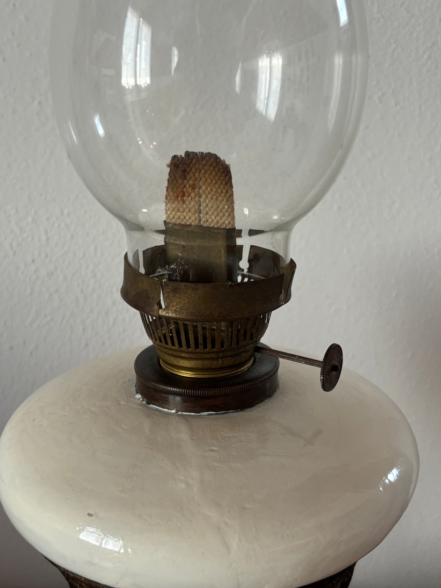 Lampada a olio antica con base in metallo e serbatoio in ceramica – restaurata