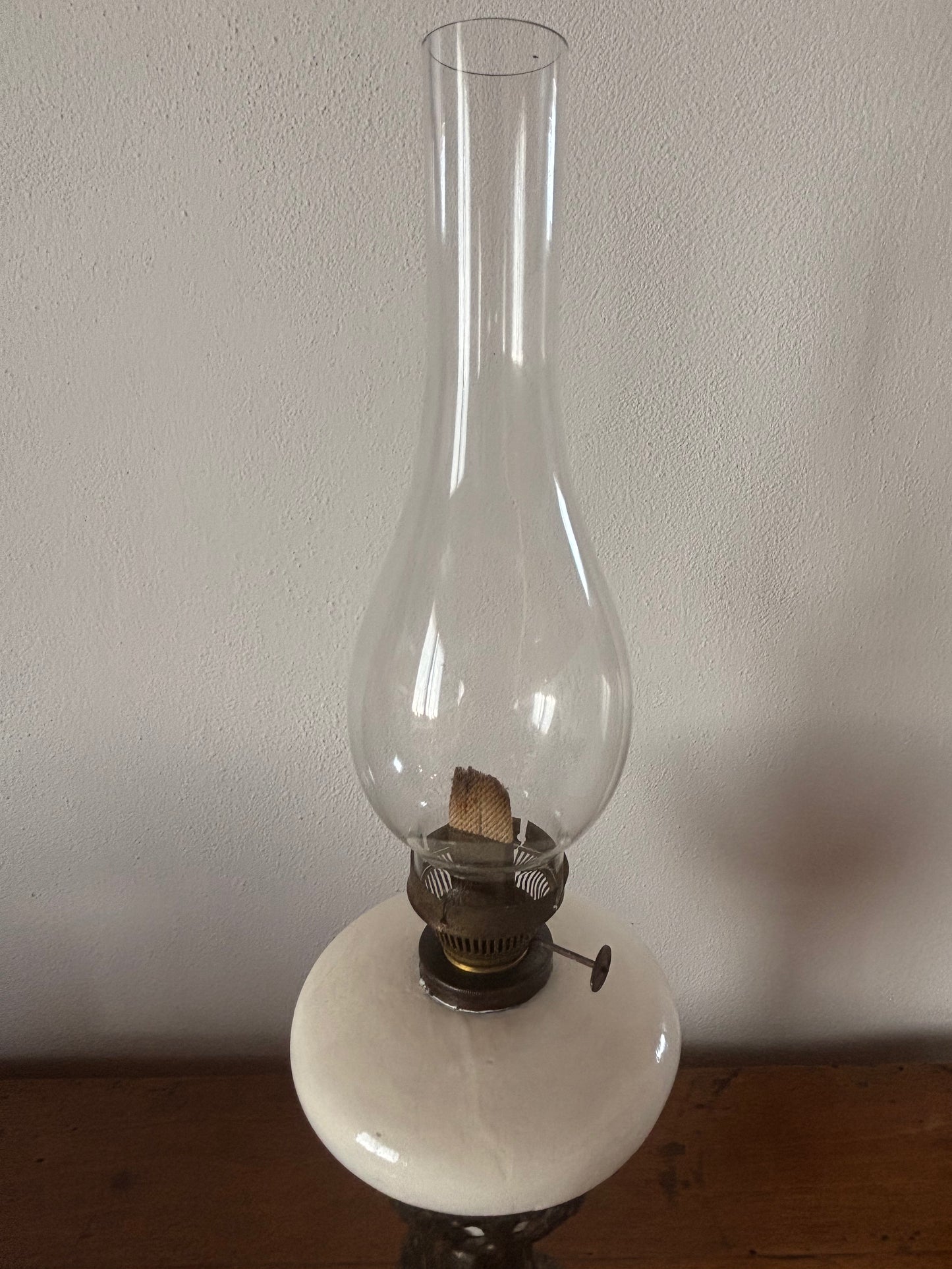 Lampada a olio antica con base in metallo e serbatoio in ceramica – restaurata