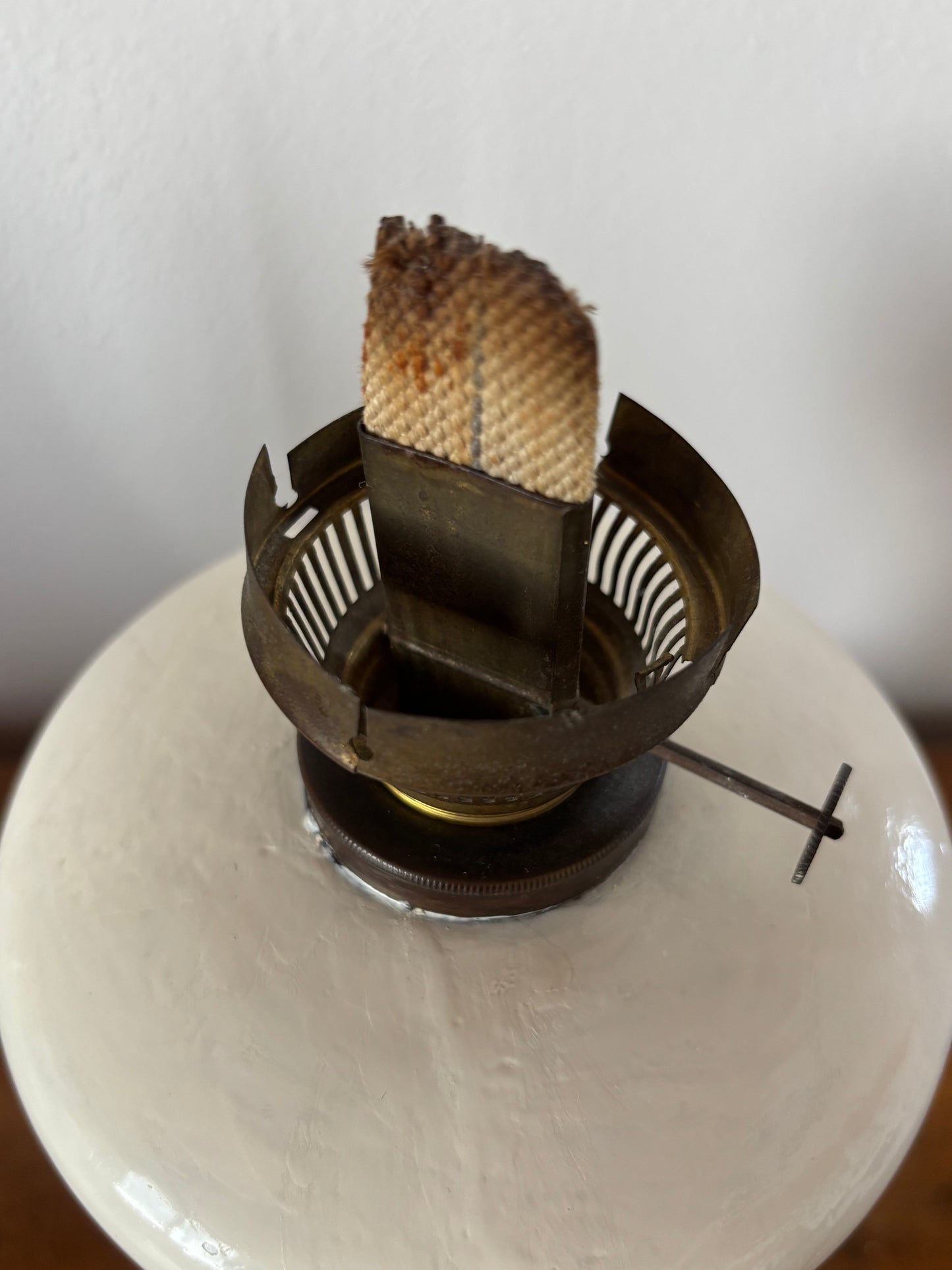 Lampada a olio antica con base in metallo e serbatoio in ceramica – restaurata