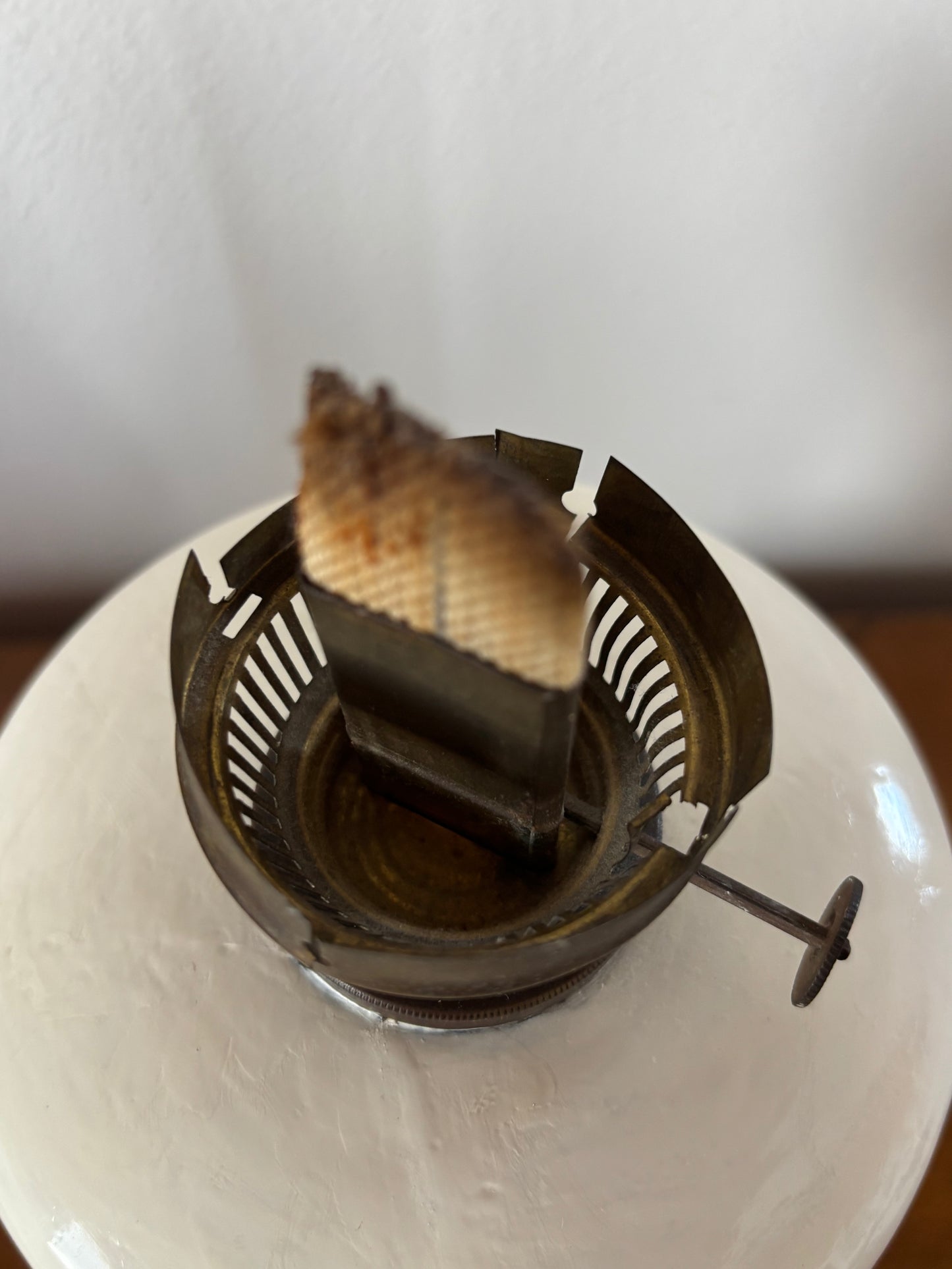 Lampada a olio antica con base in metallo e serbatoio in ceramica – restaurata