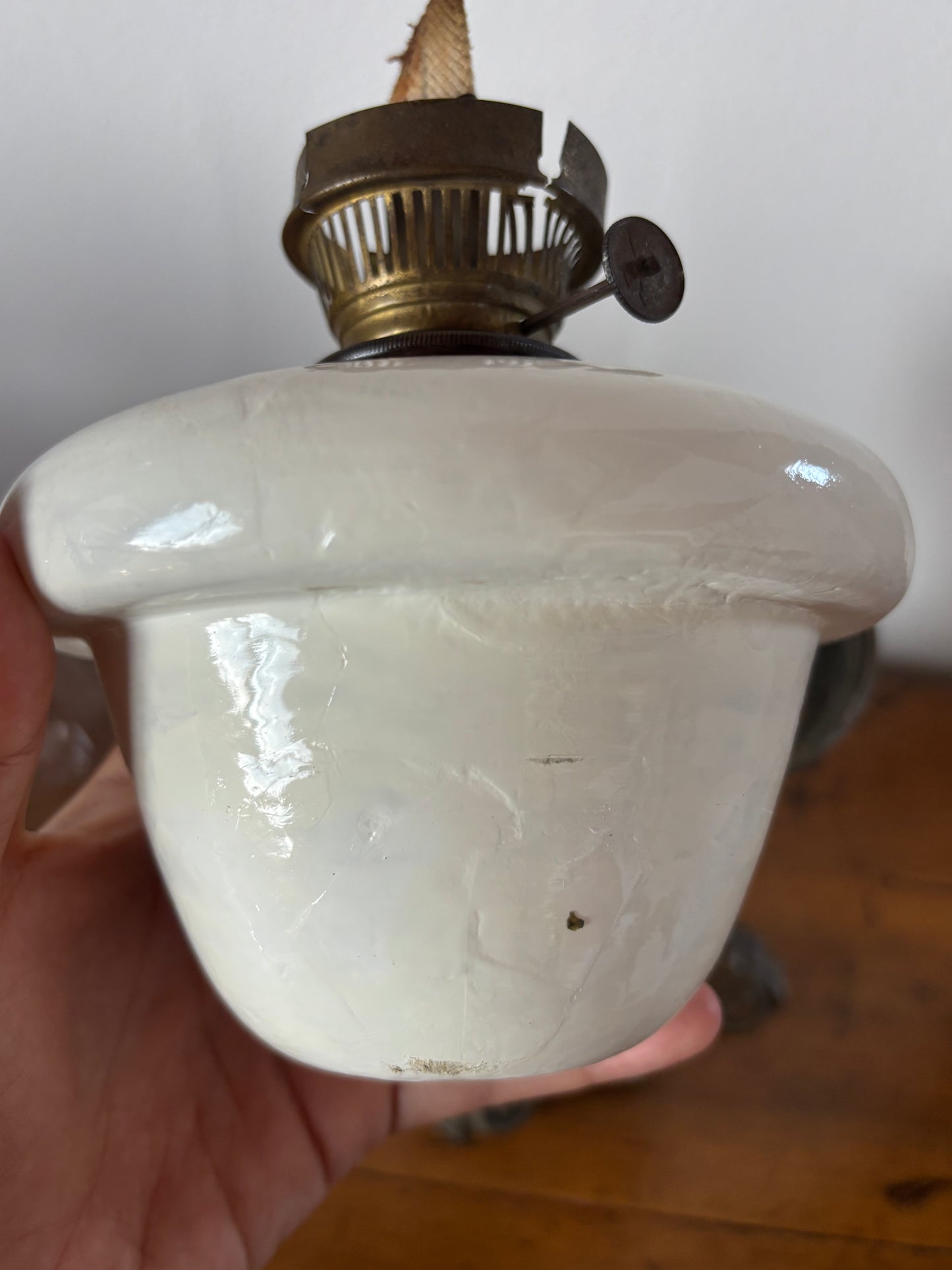 Lampada a olio antica con base in metallo e serbatoio in ceramica – restaurata