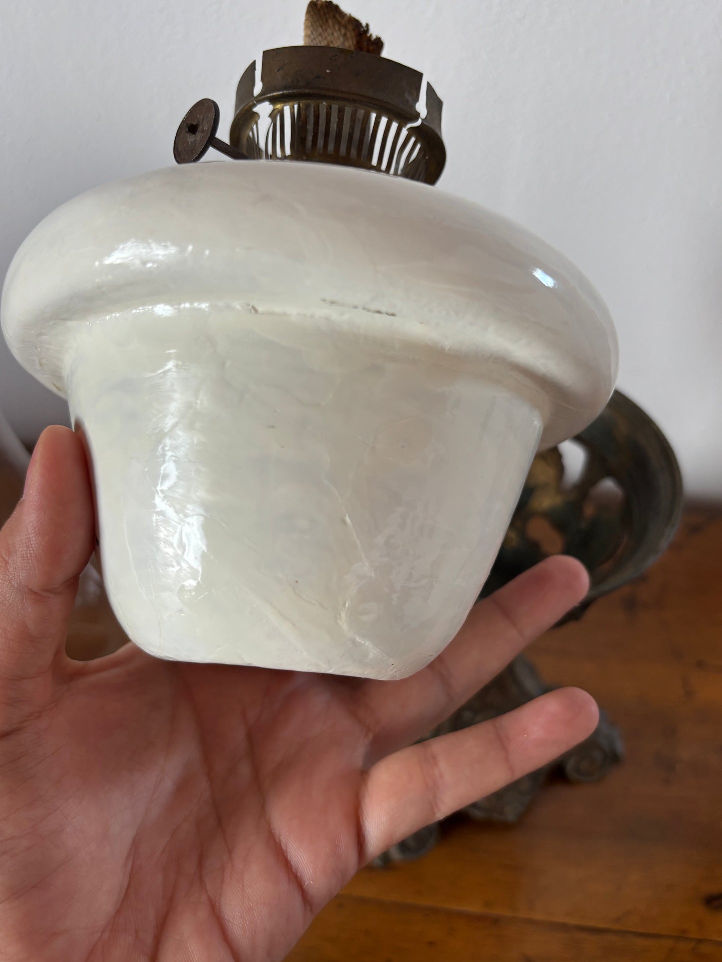 Lampada a olio antica con base in metallo e serbatoio in ceramica – restaurata
