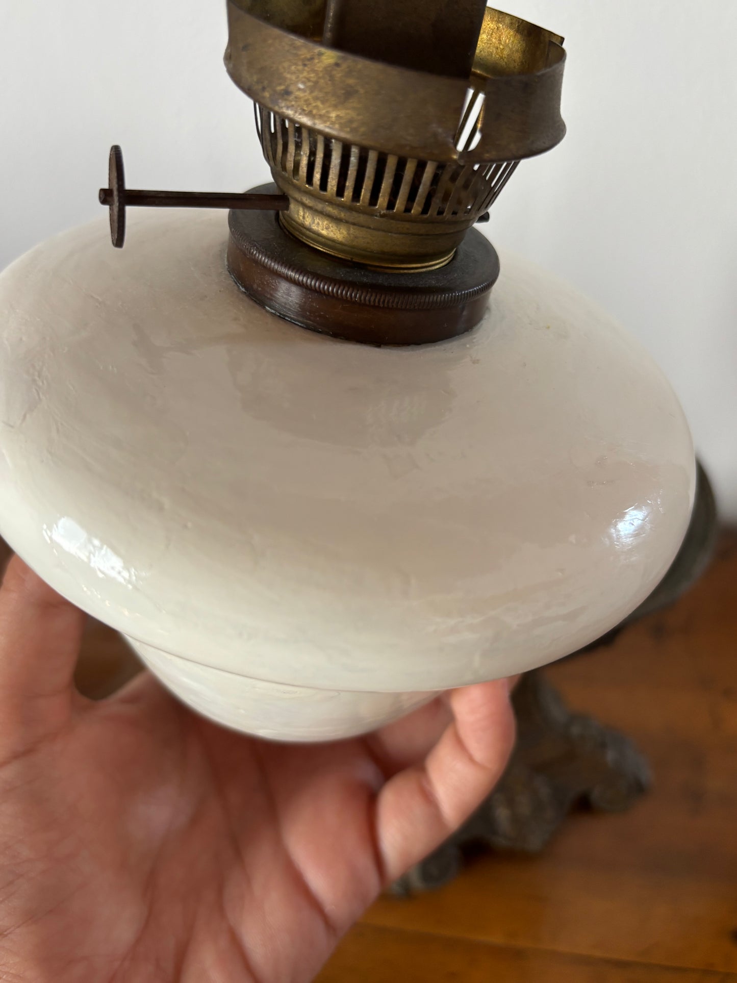 Lampada a olio antica con base in metallo e serbatoio in ceramica – restaurata