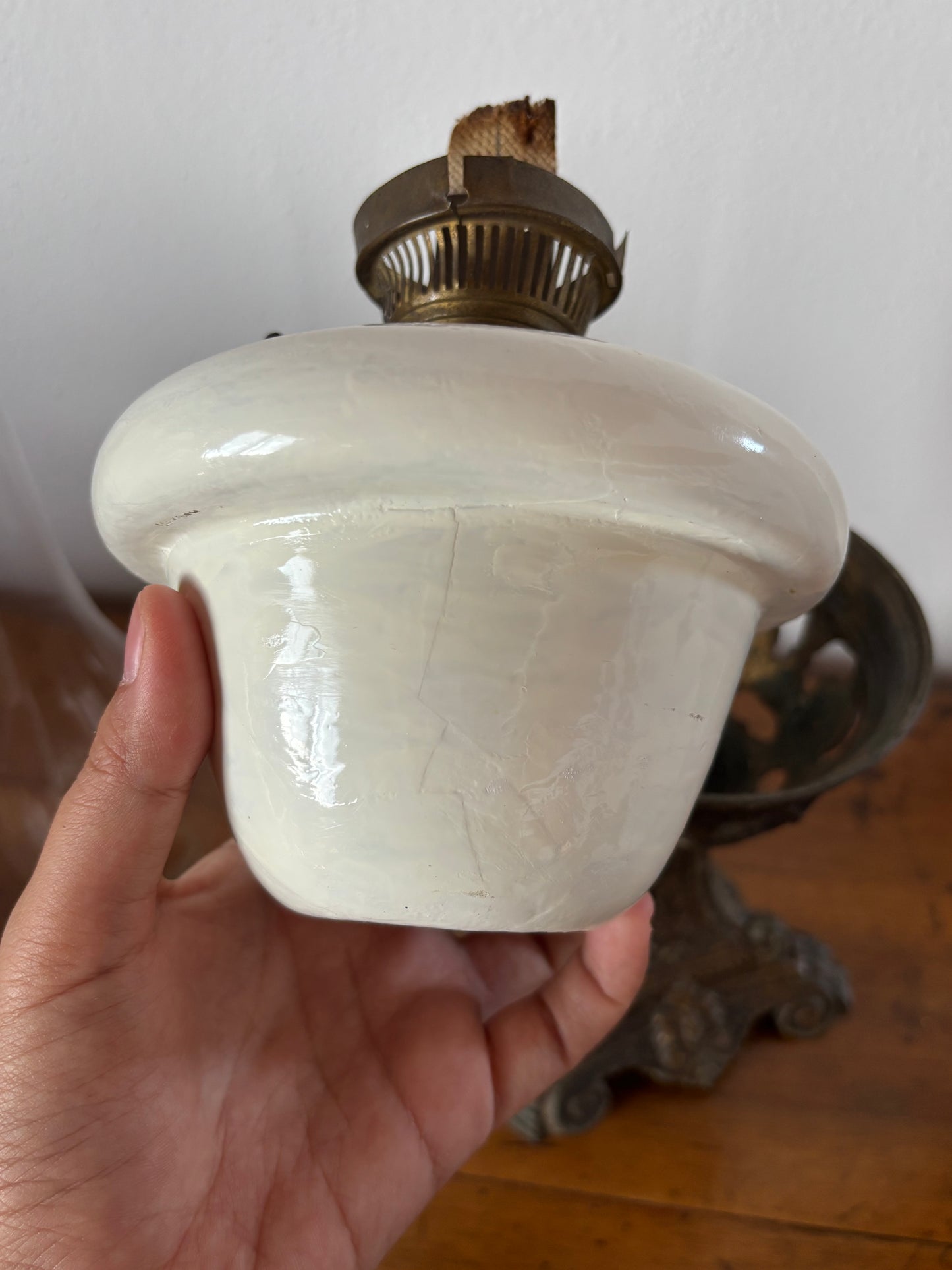 Lampada a olio antica con base in metallo e serbatoio in ceramica – restaurata