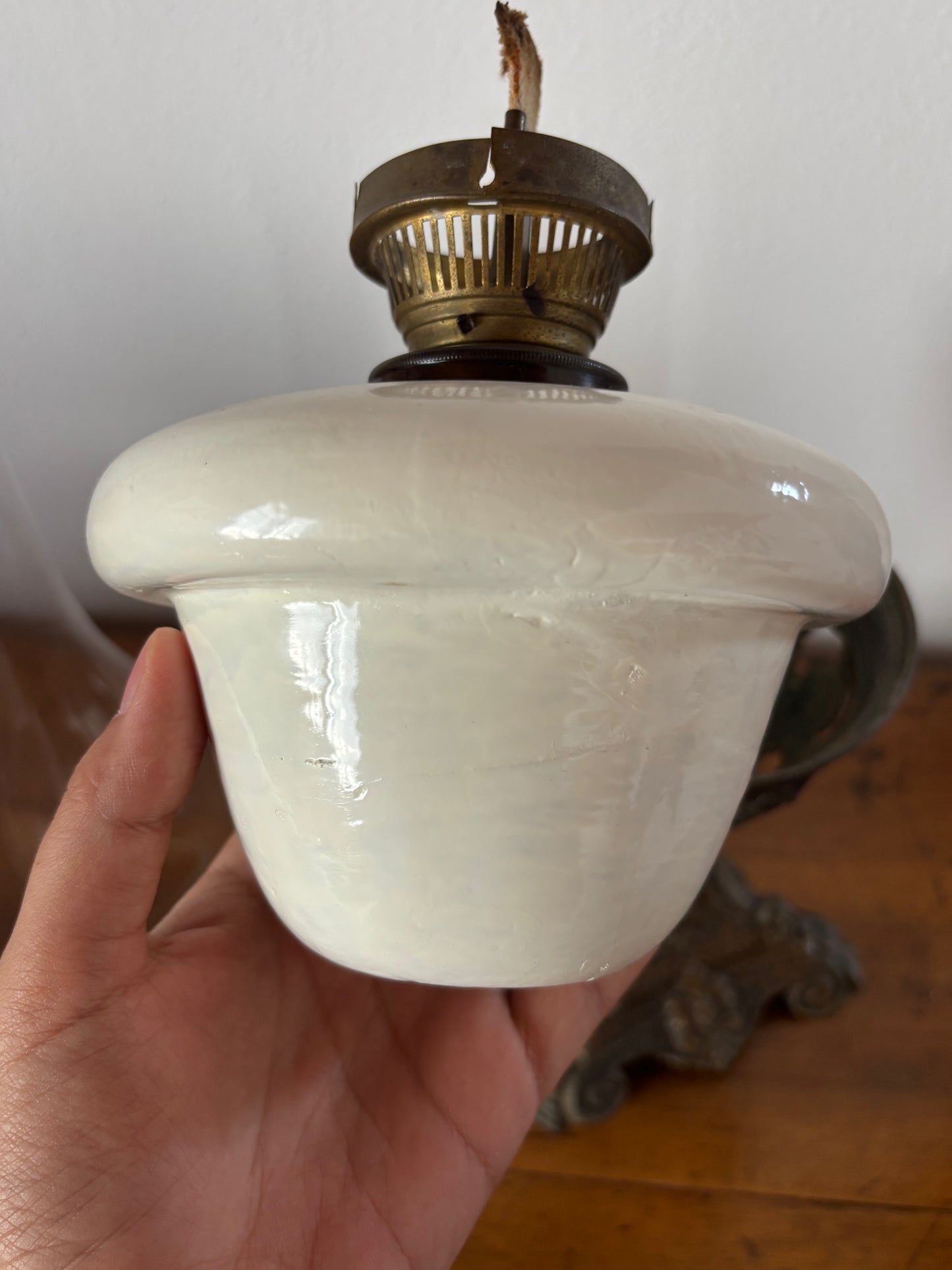 Lampada a olio antica con base in metallo e serbatoio in ceramica – restaurata