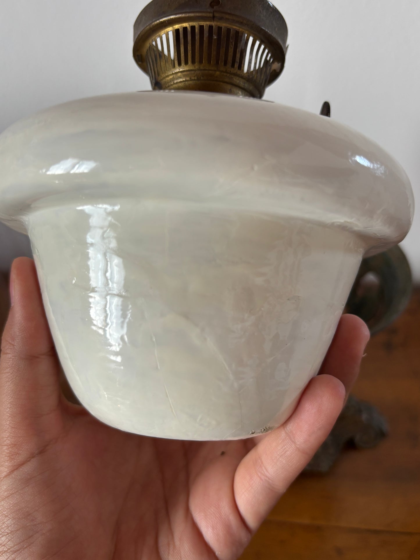 Lampada a olio antica con base in metallo e serbatoio in ceramica – restaurata