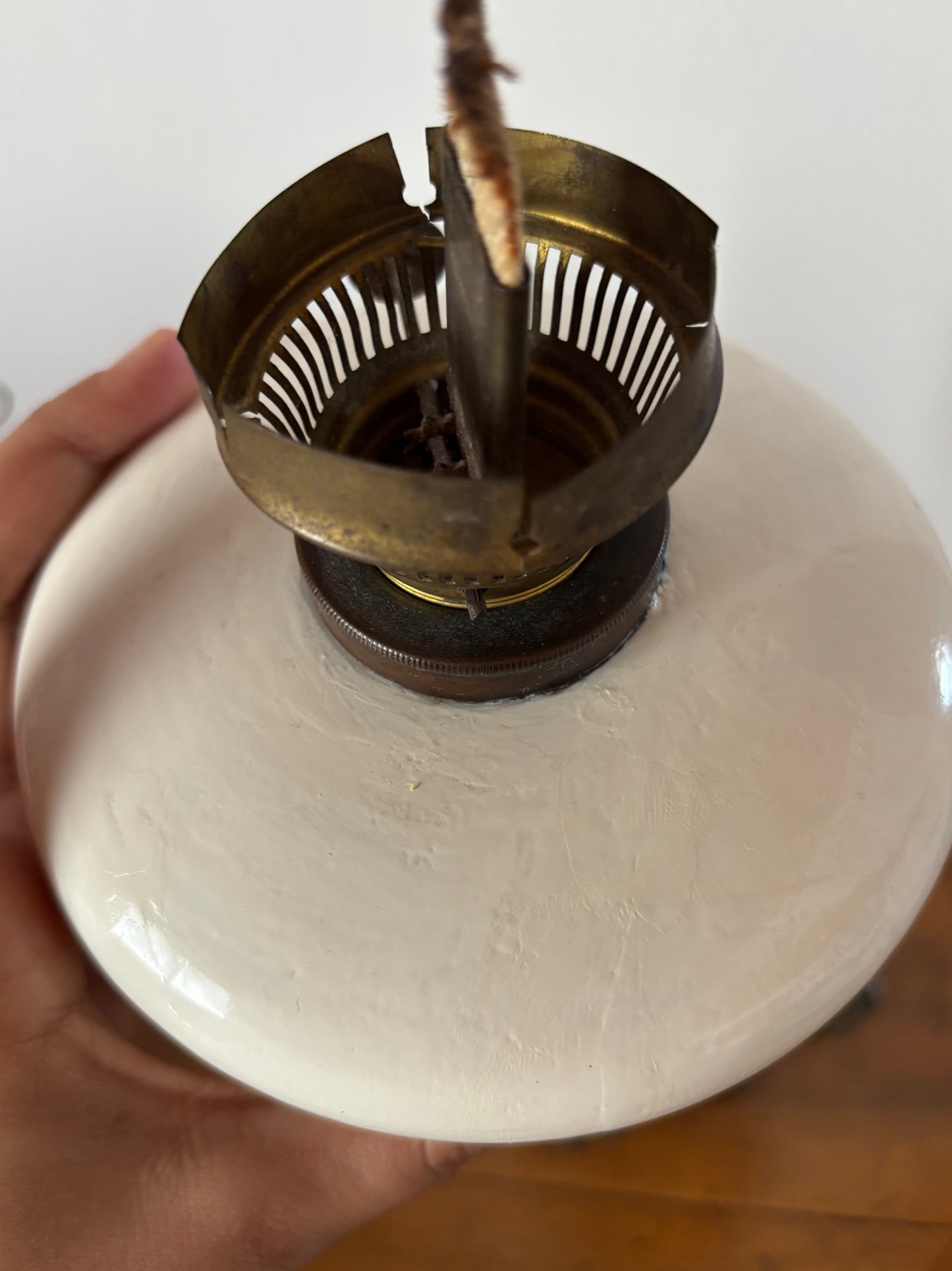 Lampada a olio antica con base in metallo e serbatoio in ceramica – restaurata
