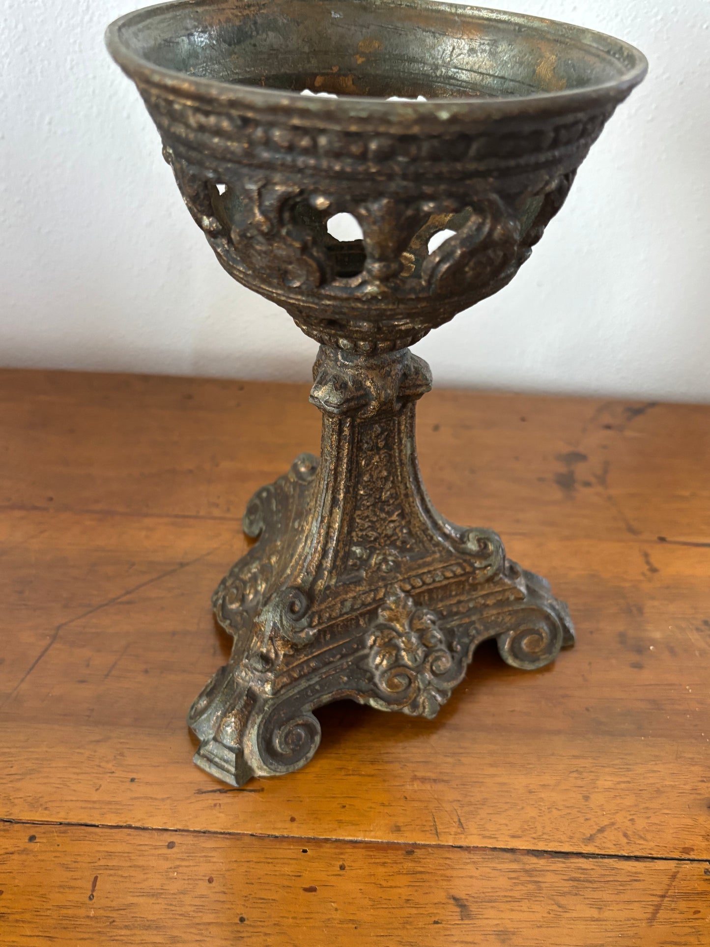 Lampada a olio antica con base in metallo e serbatoio in ceramica – restaurata
