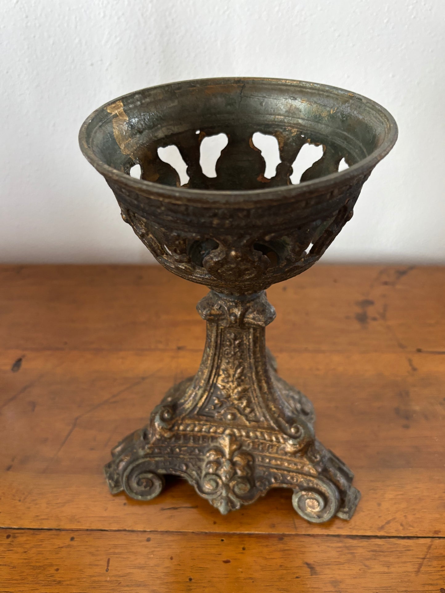 Lampada a olio antica con base in metallo e serbatoio in ceramica – restaurata