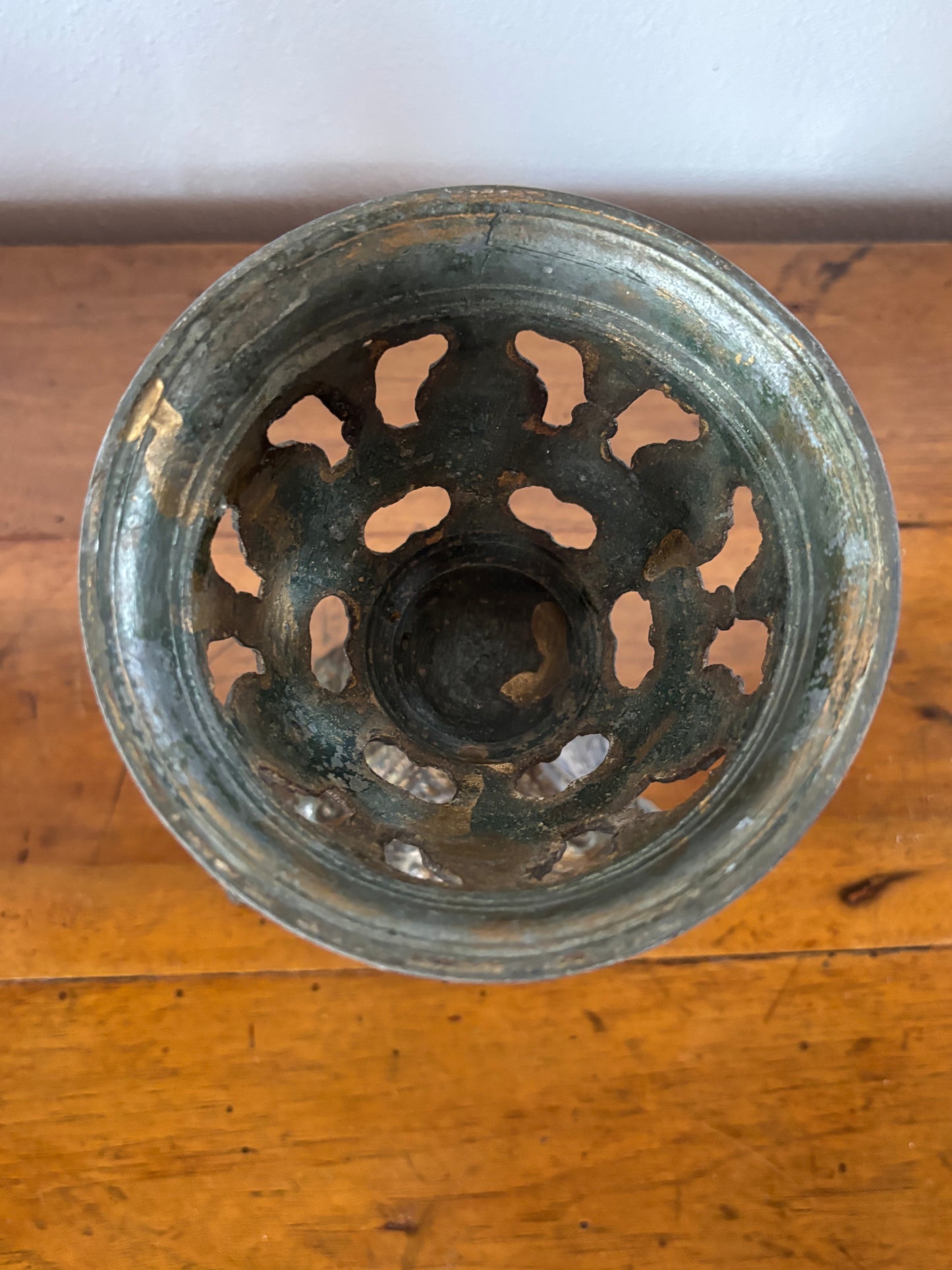 Lampada a olio antica con base in metallo e serbatoio in ceramica – restaurata