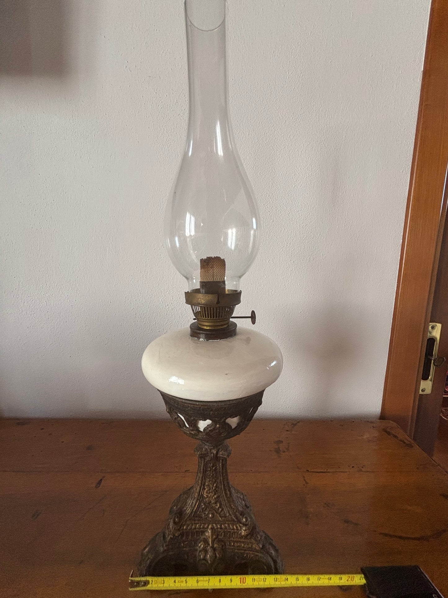 Lampada a olio antica con base in metallo e serbatoio in ceramica – restaurata