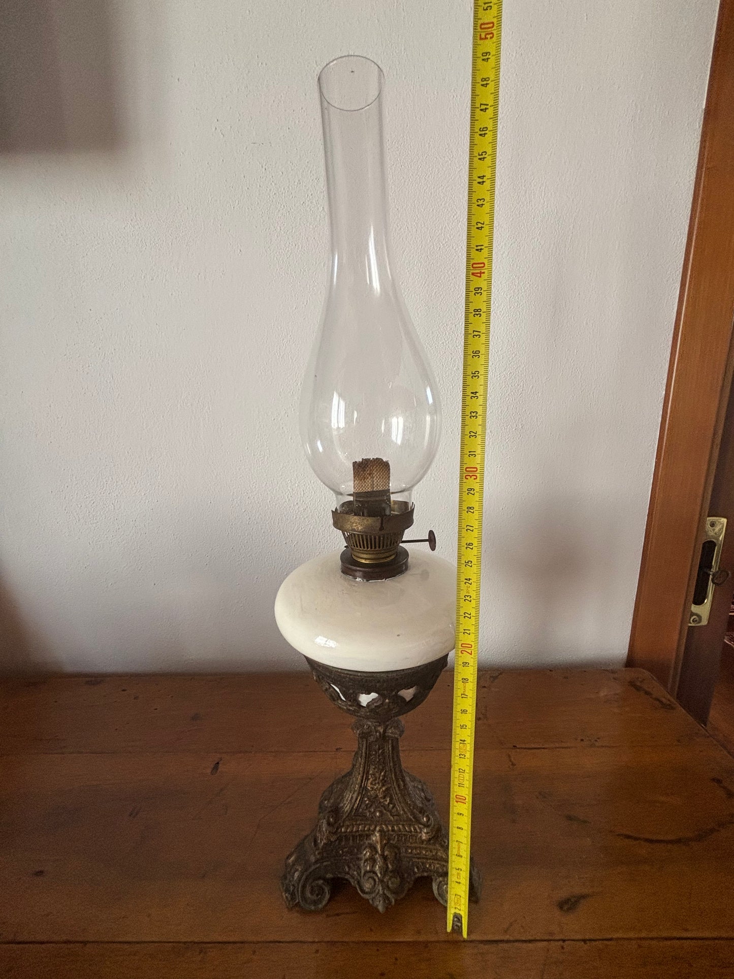 Lampada a olio antica con base in metallo e serbatoio in ceramica – restaurata