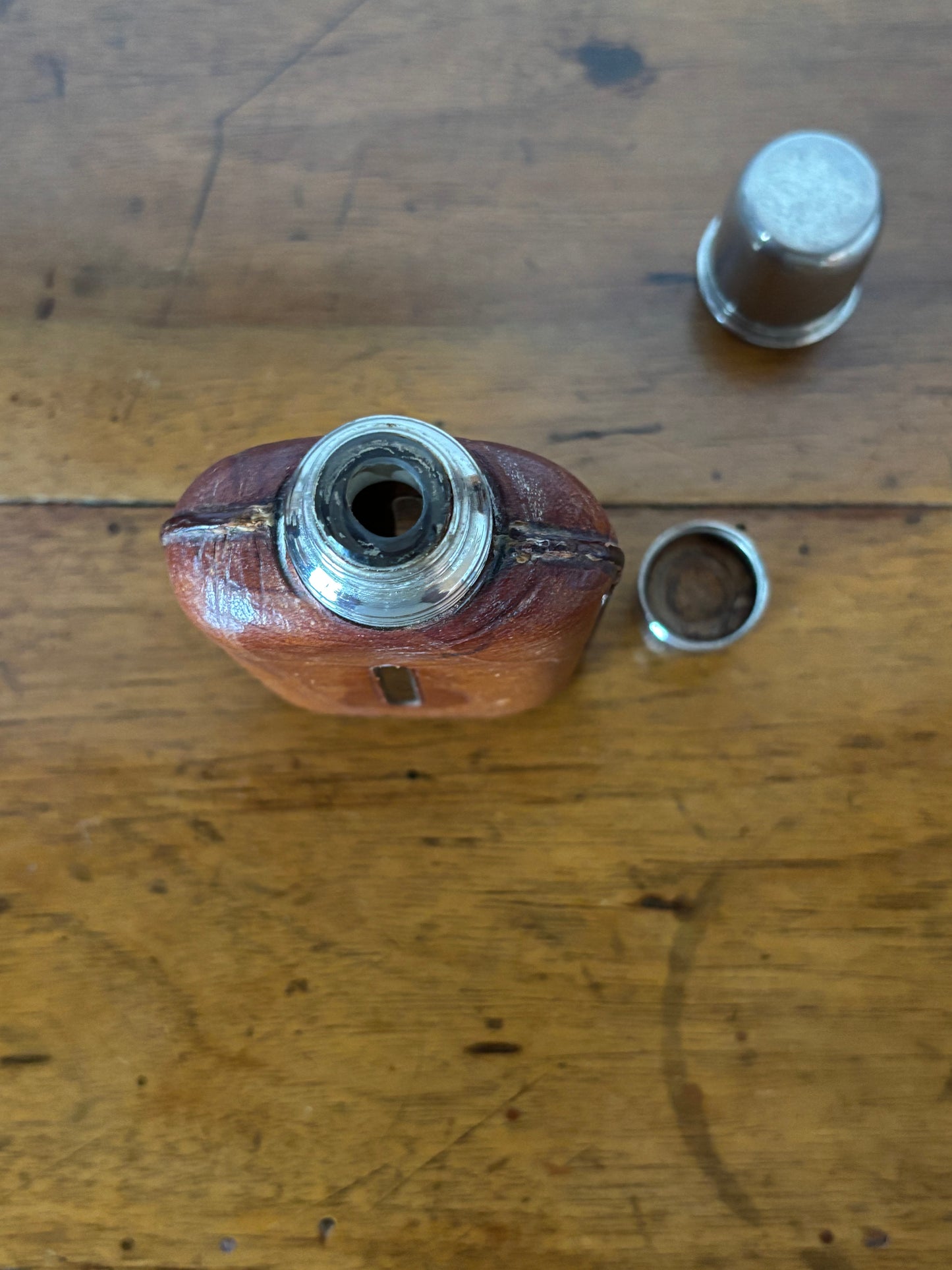 Fiaschetta Tascabile Vintage in Vetro con Rivestimento e Tappo in Metallo