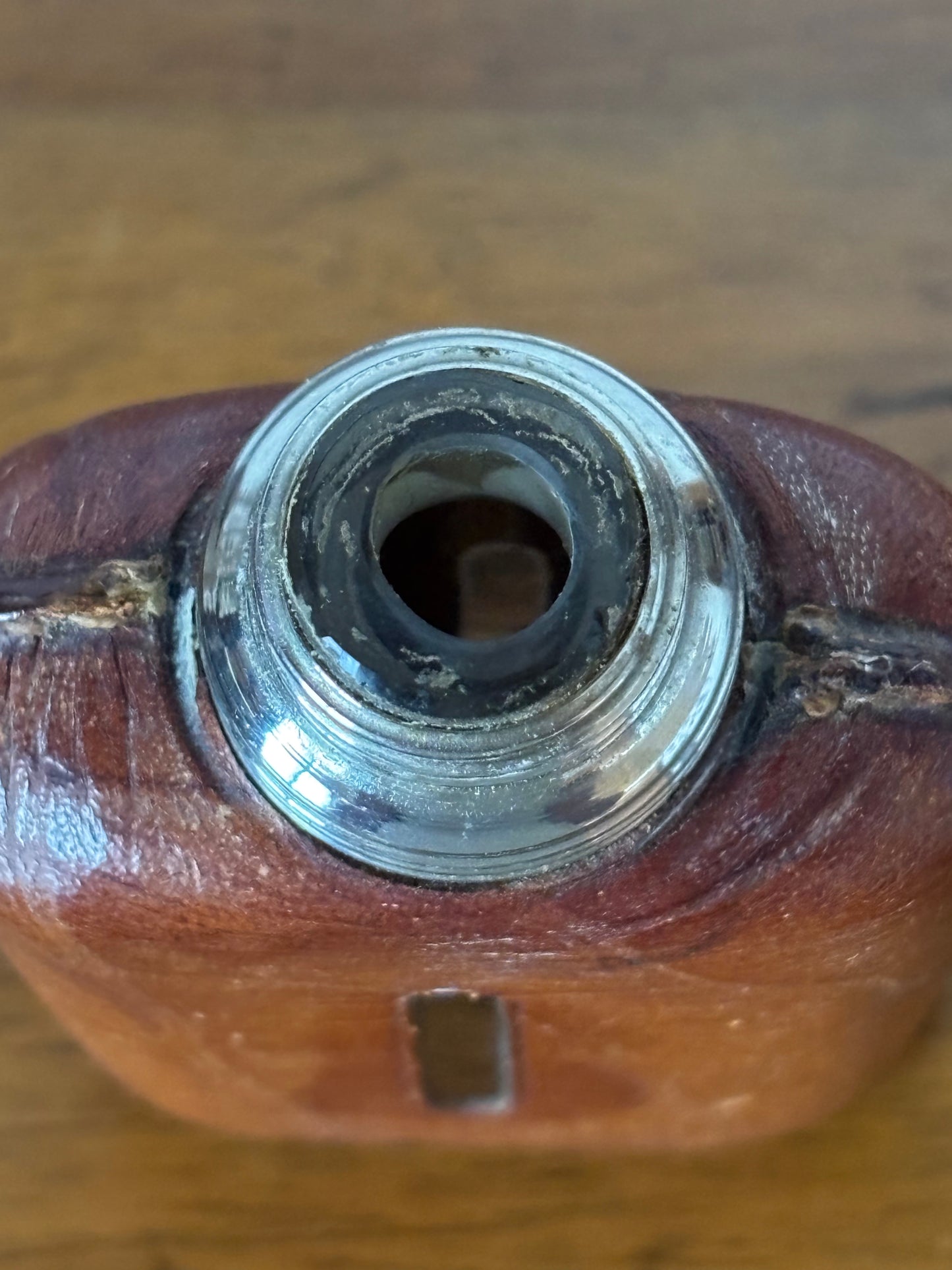 Fiaschetta Tascabile Vintage in Vetro con Rivestimento e Tappo in Metallo