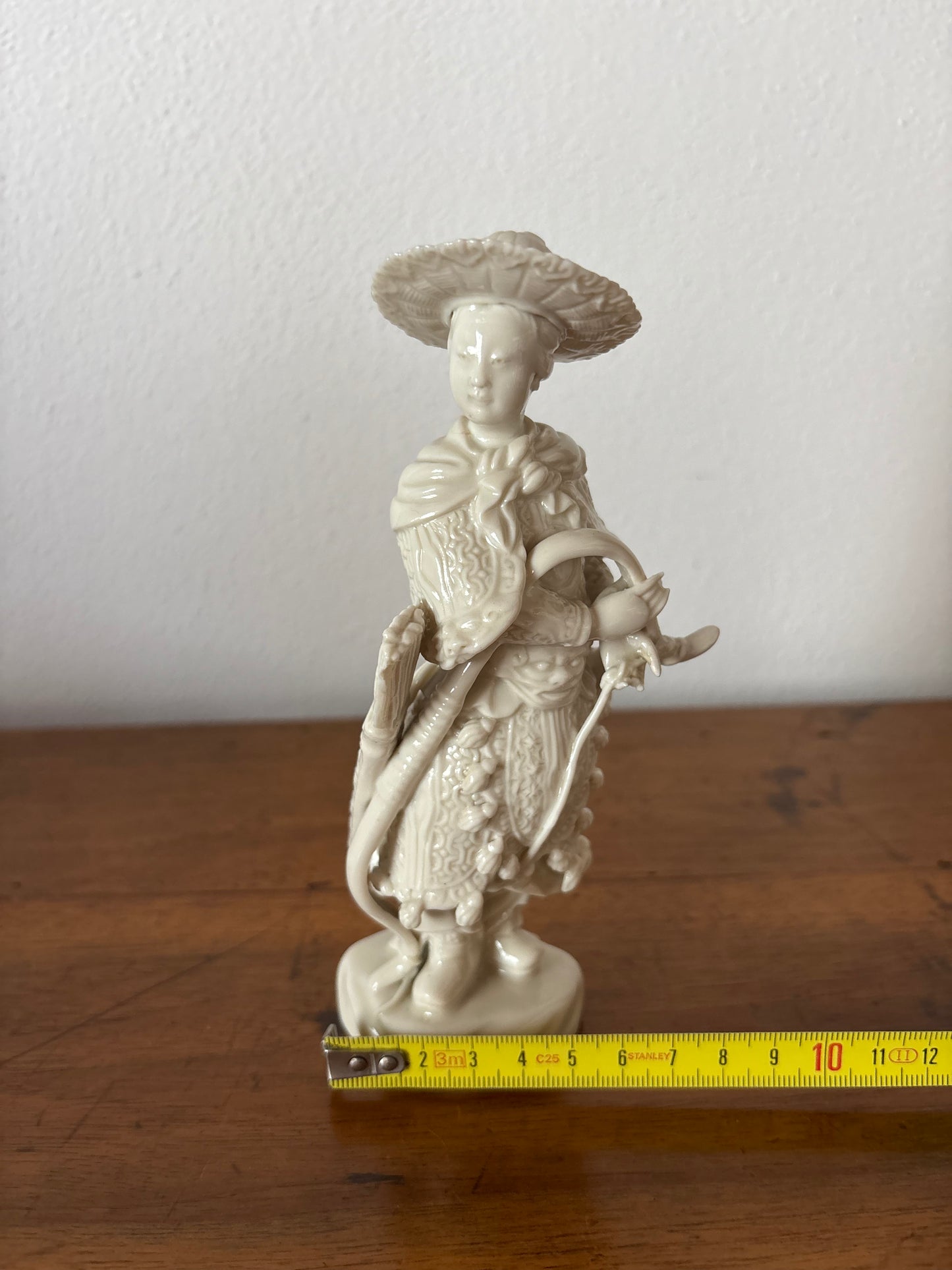 Chinesische Statuette aus weißer Keramik – Traditioneller Bogenschütze