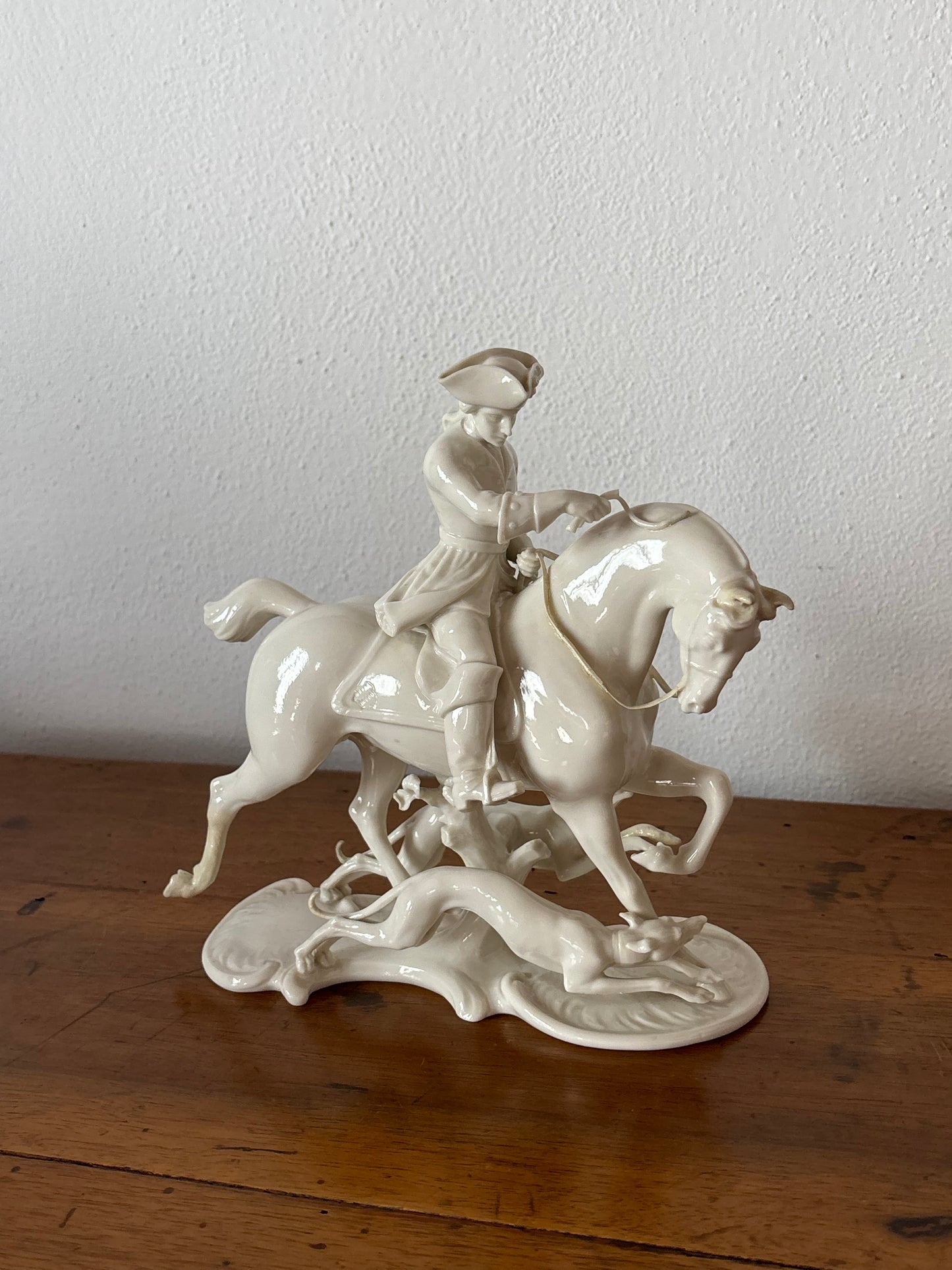 Statua in porcellana “Red Hunt” Nymphenburg – Modello 382-1, 1914 – Restaurata