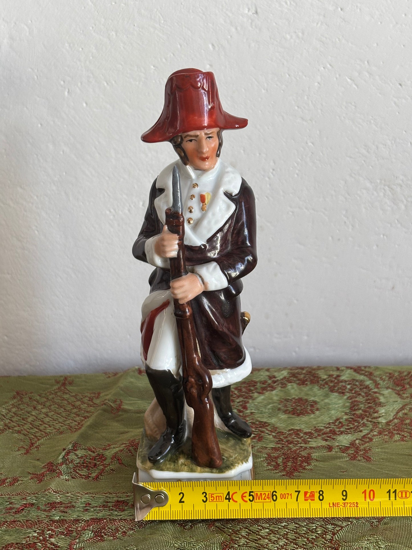 Keramiksoldat im napoleonischen Stil mit Gewehr und Bajonett – Capodimonte-Imitation