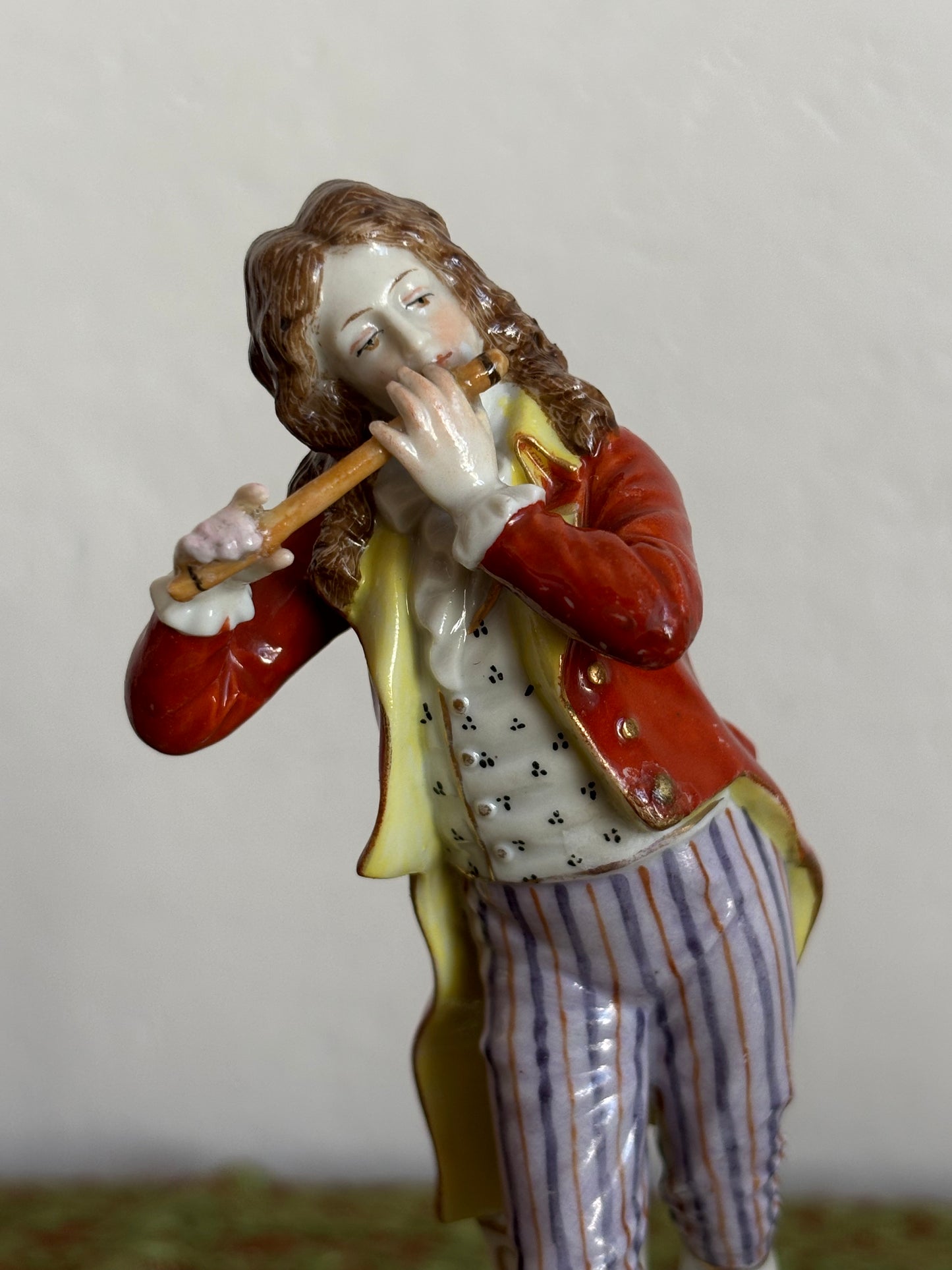 Statuetta in porcellana di musicista con flauto – attribuibile a Ludwigsburg
