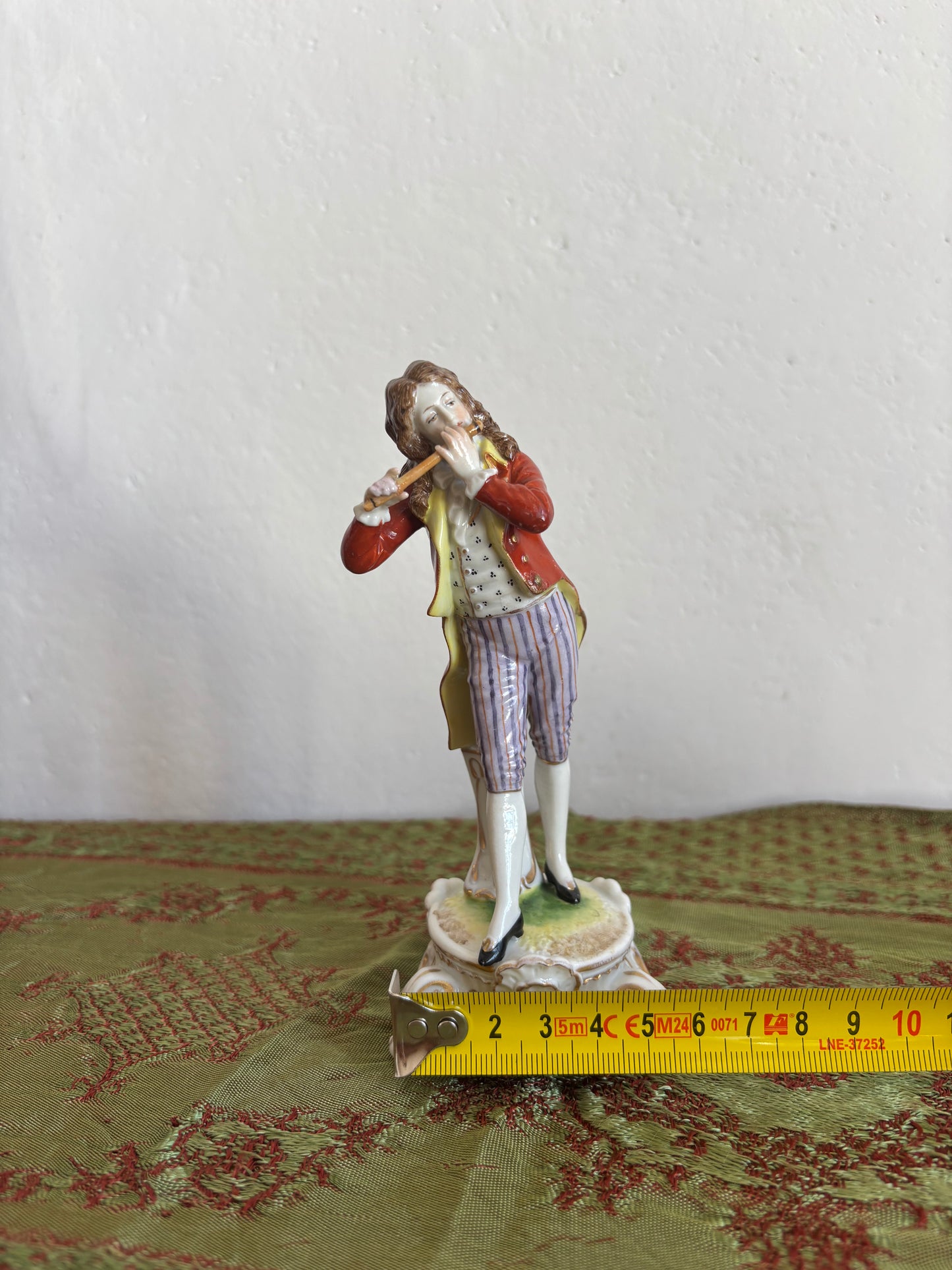 Statuetta in porcellana di musicista con flauto – attribuibile a Ludwigsburg