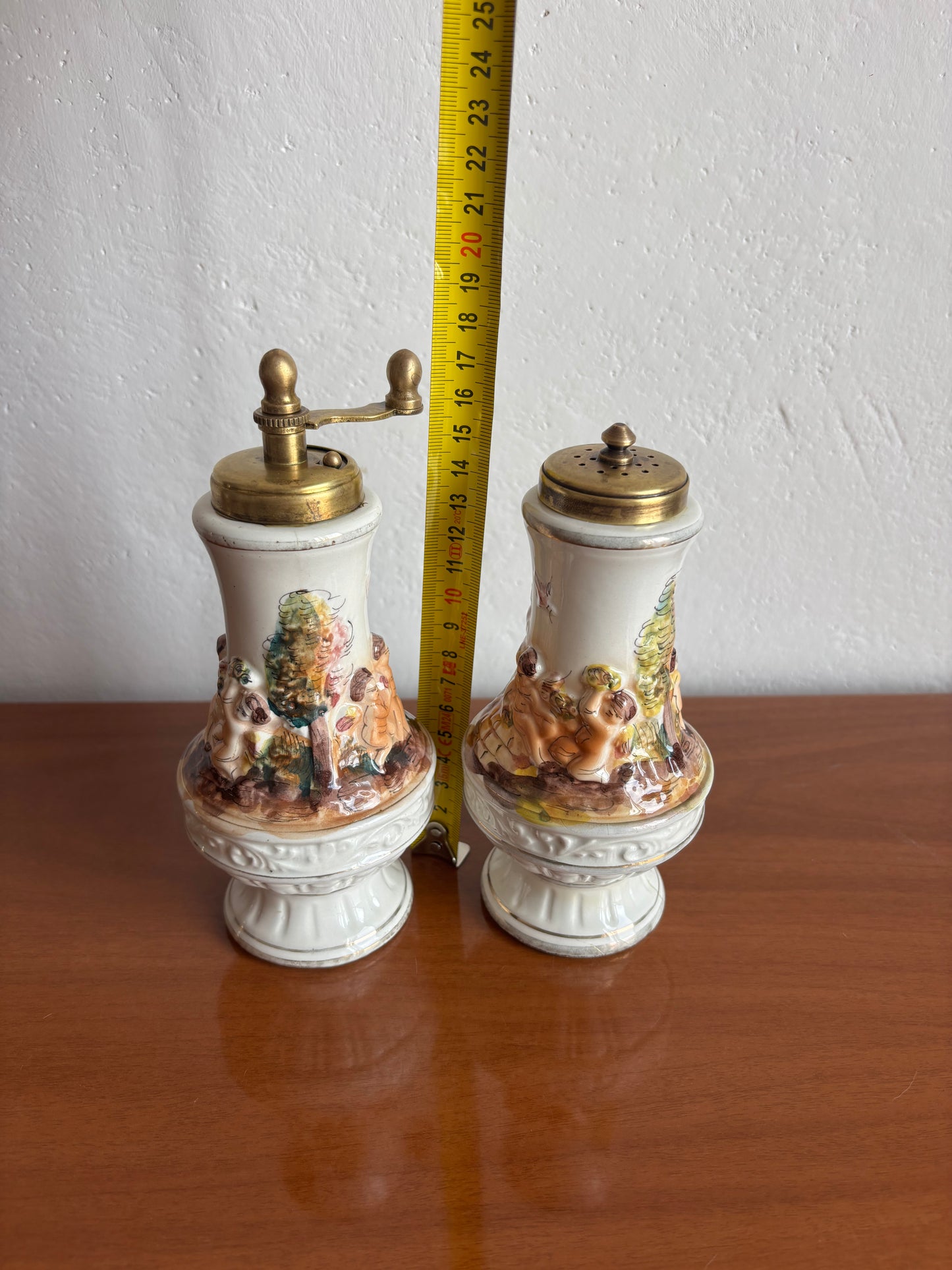 Set Sale e Pepe in Ceramica Stile Capodimonte con Decorazioni a Rilievo