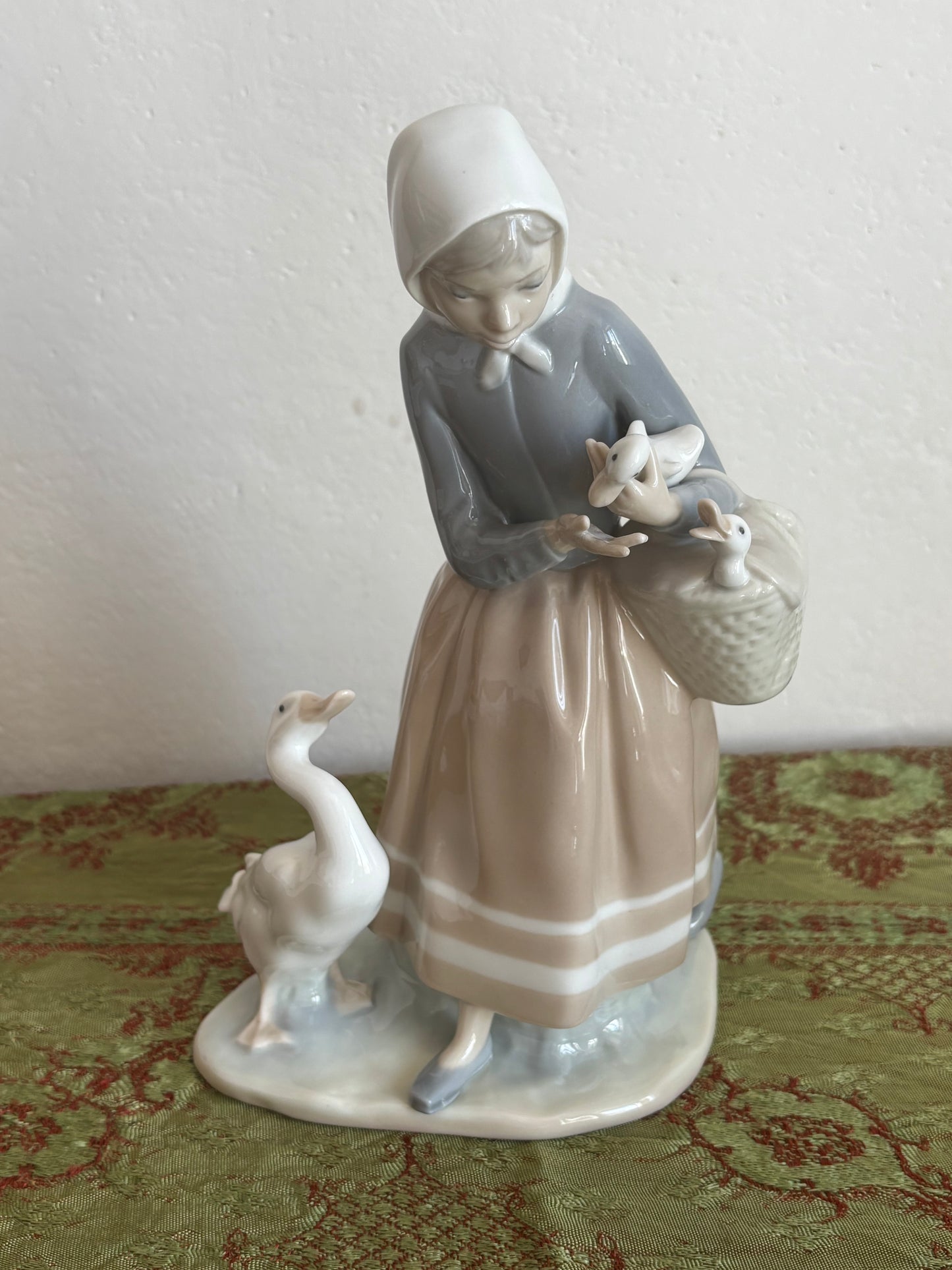 Statuetta Lladro Vintage – Ragazza con Paperelle e Cestino di Anatroccoli