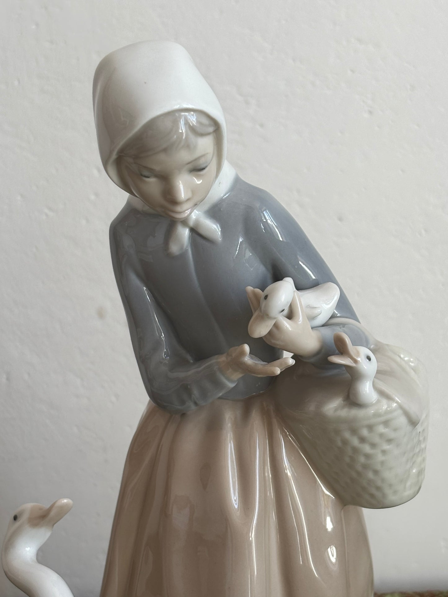 Statuetta Lladro Vintage – Ragazza con Paperelle e Cestino di Anatroccoli
