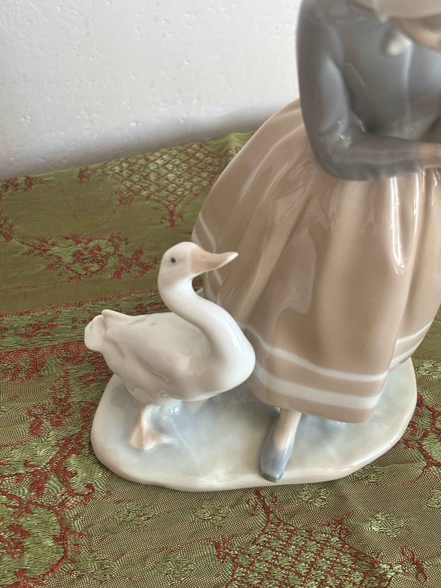 Statuetta Lladro Vintage – Ragazza con Paperelle e Cestino di Anatroccoli