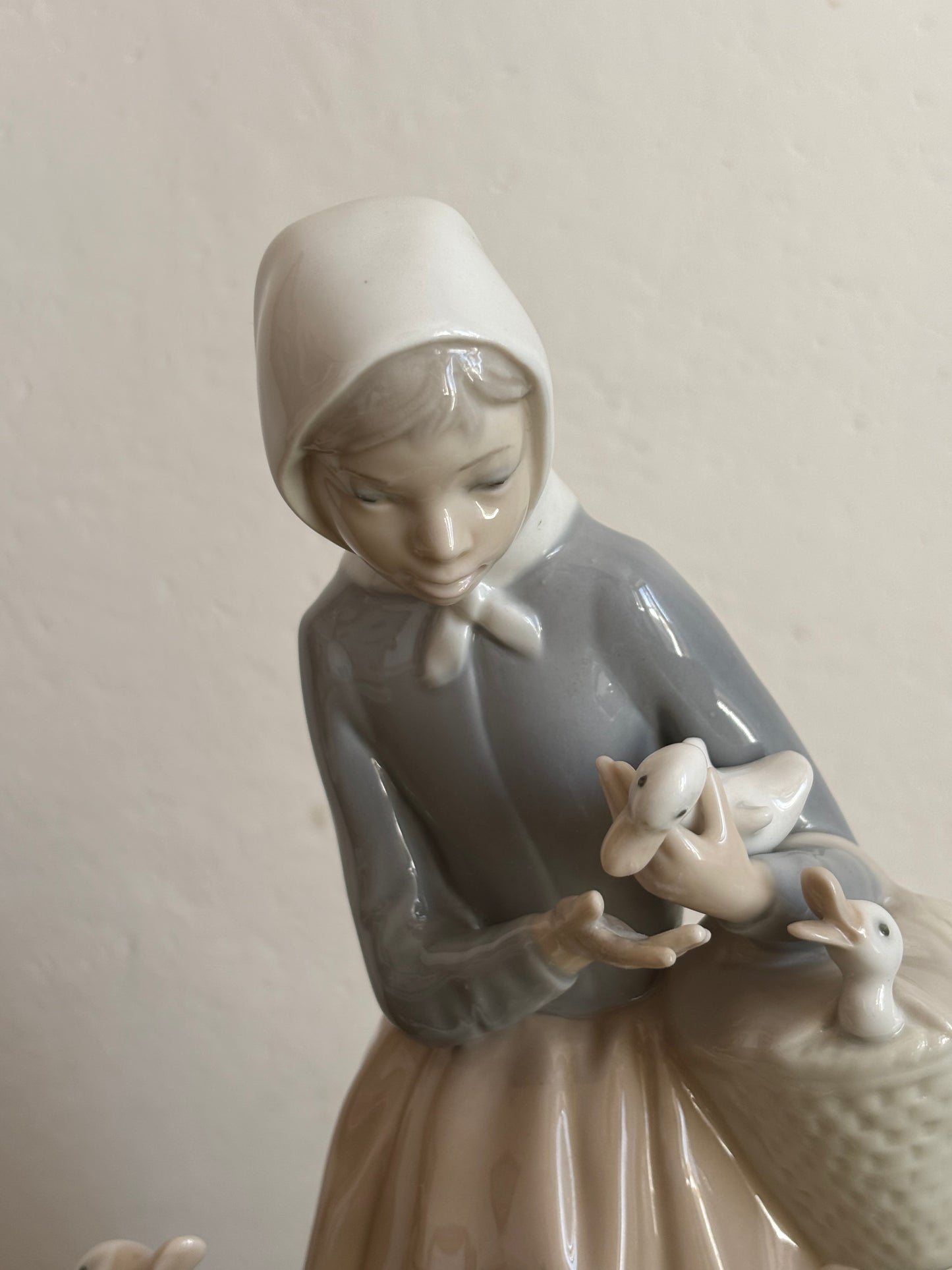 Statuetta Lladro Vintage – Ragazza con Paperelle e Cestino di Anatroccoli