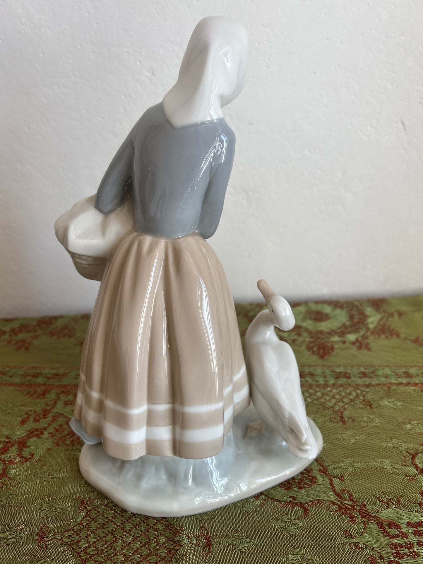 Statuetta Lladro Vintage – Ragazza con Paperelle e Cestino di Anatroccoli
