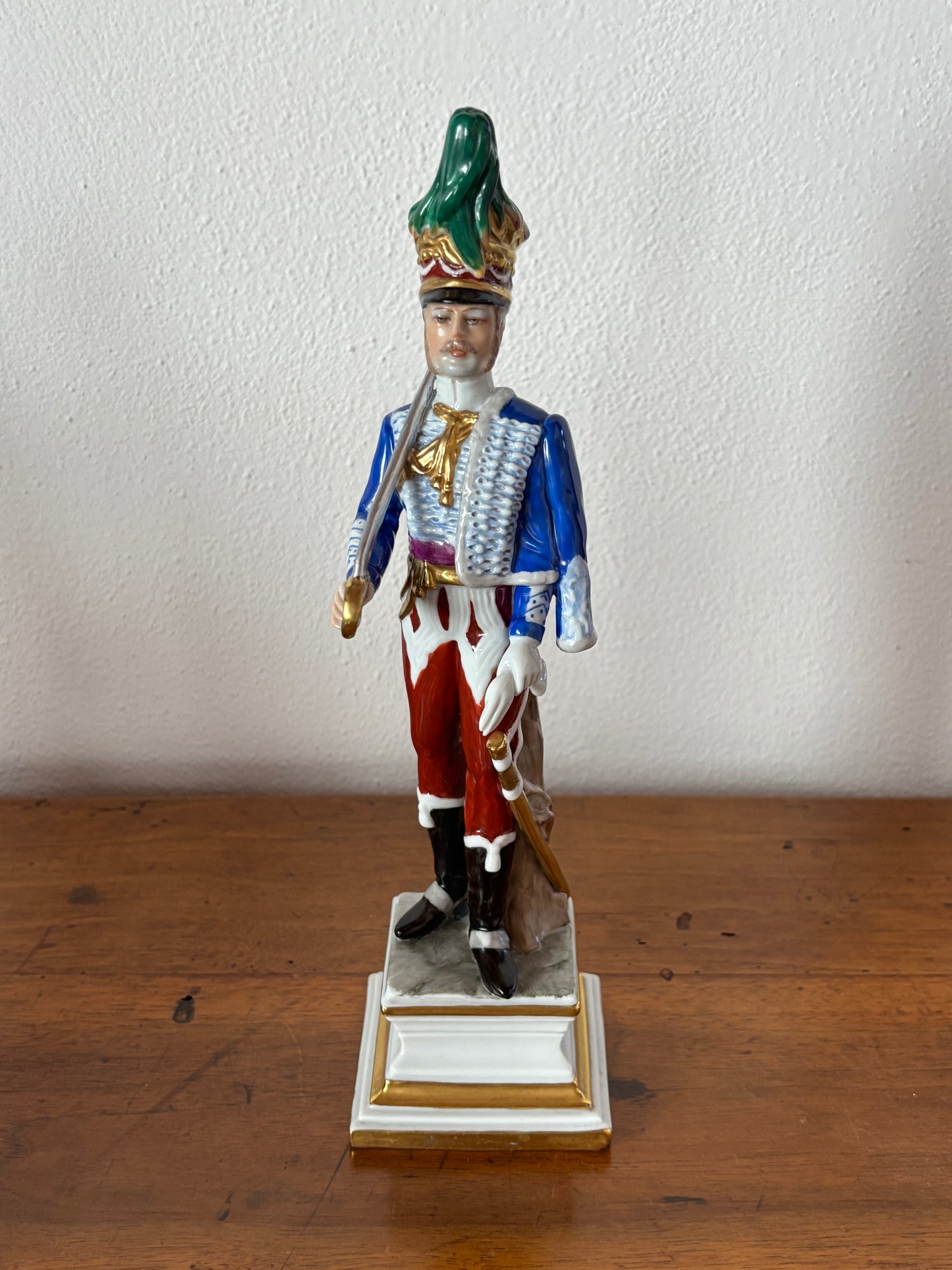Statuetta in ceramica di soldato con marchio N coronata, stile Capodimonte