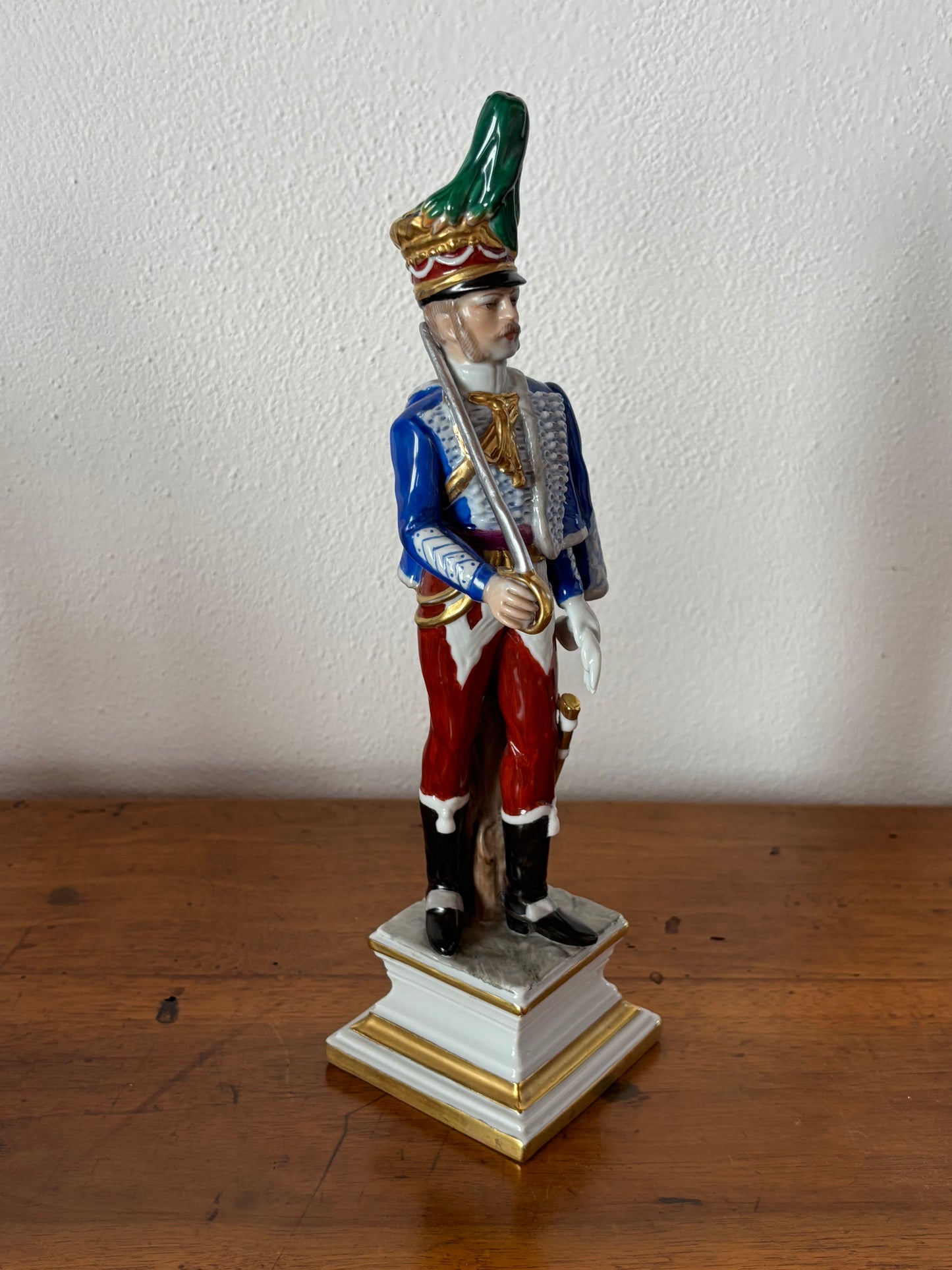 Statuetta in ceramica di soldato con marchio N coronata, stile Capodimonte