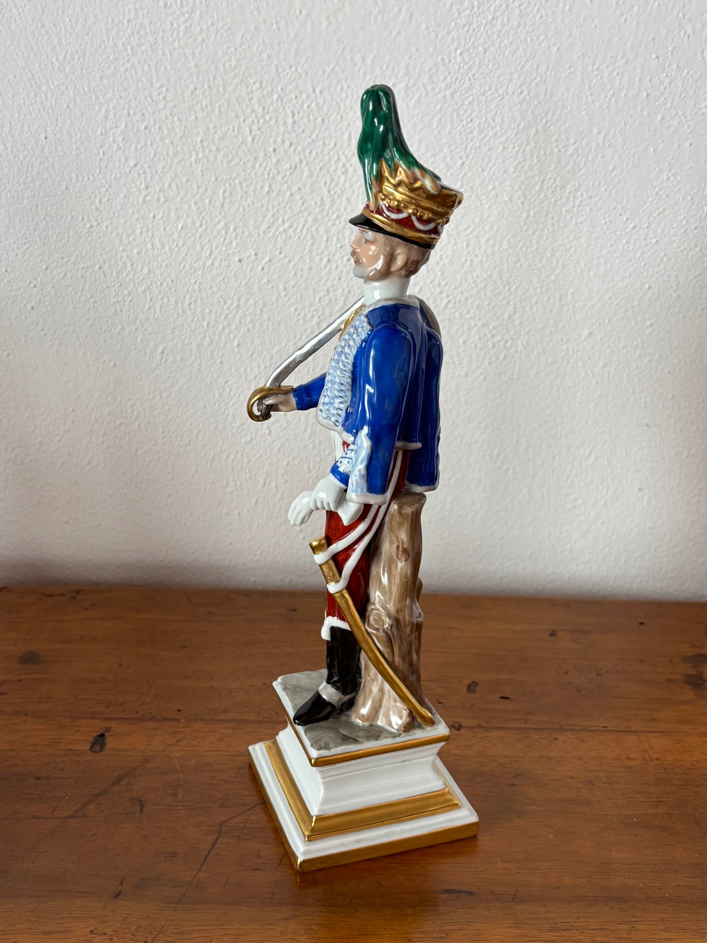 Statuetta in ceramica di soldato con marchio N coronata, stile Capodimonte