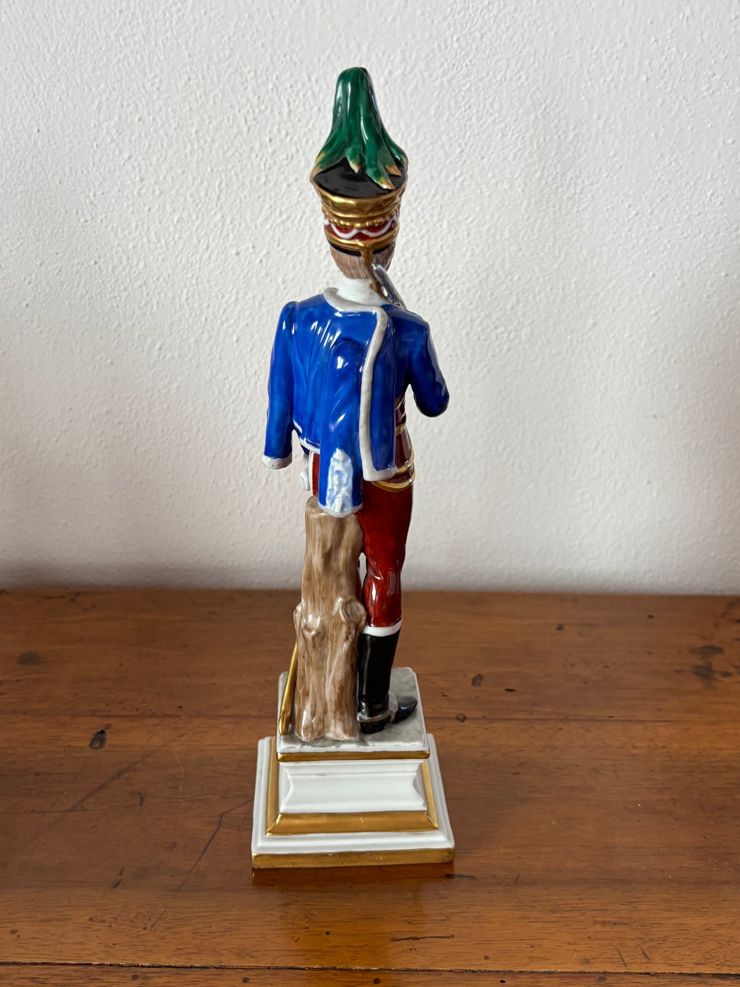 Statuetta in ceramica di soldato con marchio N coronata, stile Capodimonte